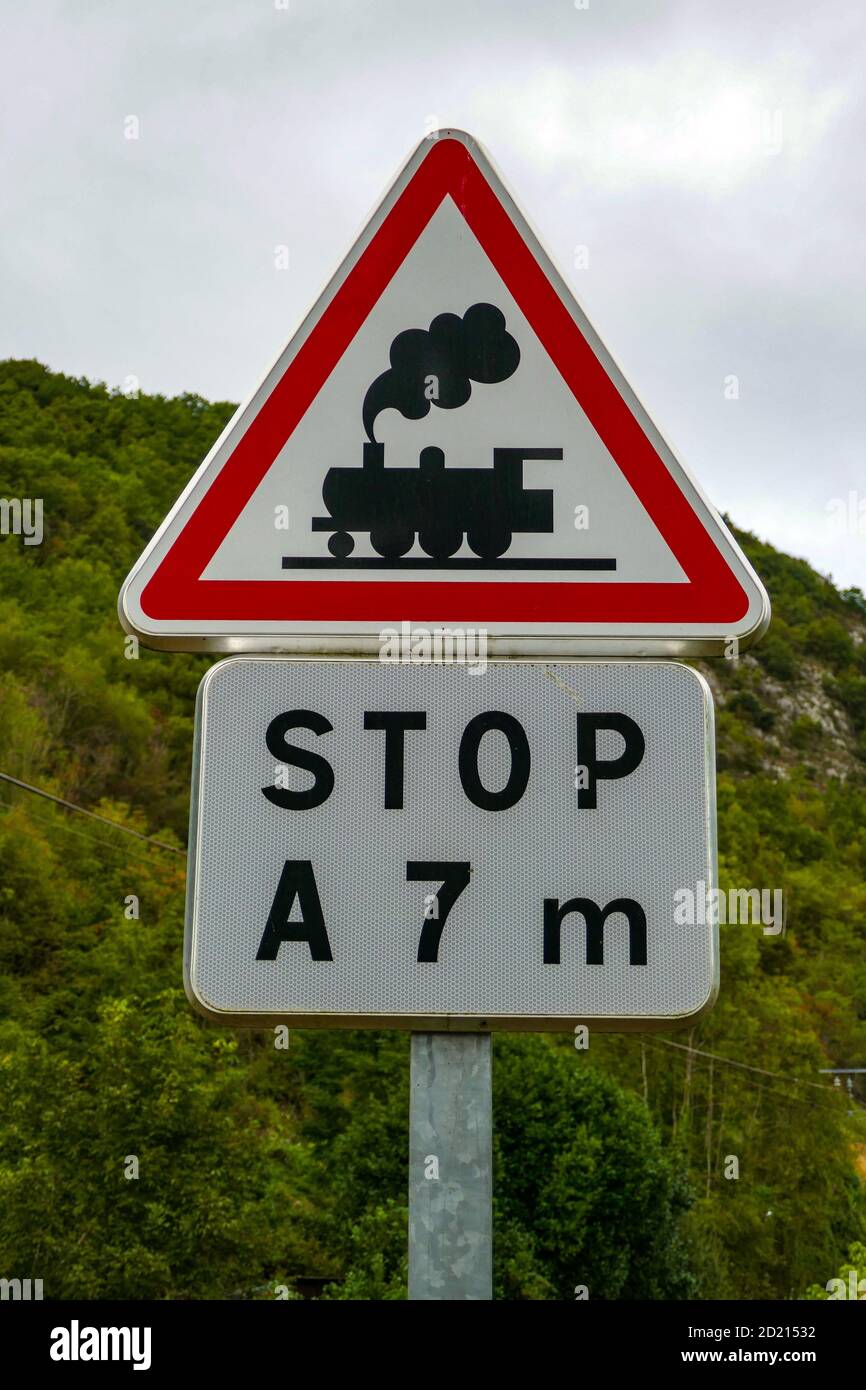 Gefahr, Warnschild Bahnübergang, Bahnübergang in Französisch, Stockfoto