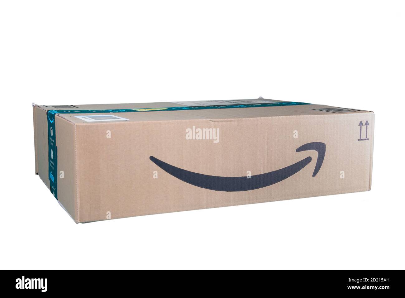 Huelva, Spanien - 5. Oktober 2020: Amazon Prime Paket auf weißem Hintergrund. Prime ist ein Service des Online-Händlers Amazon für eine schnellere Lieferung o angeboten Stockfoto