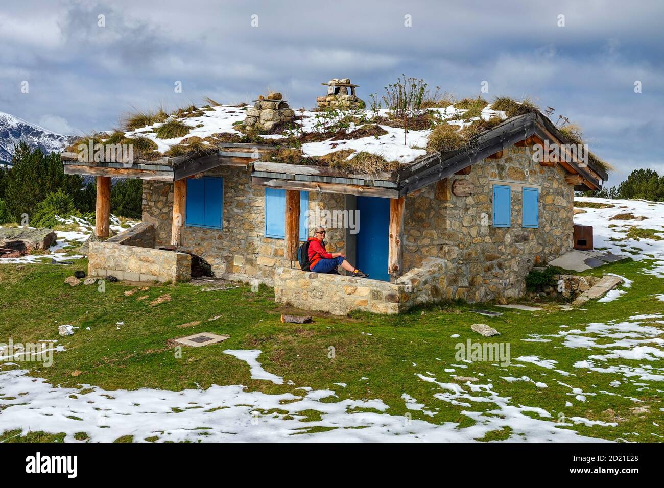 Alleinstehende Wanderin der Schafshütte und Frühschnee im Plateau de Beille, nordisches Skigebiet, Les Cabannes, Ariege, Frankreich Stockfoto
