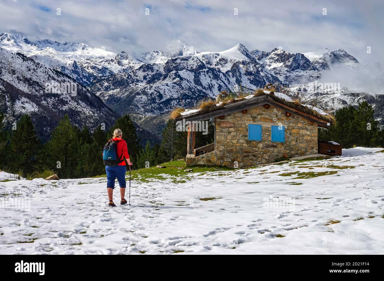 Alleinstehende Wanderin der Schafshütte und Frühschnee im Plateau de Beille, nordisches Skigebiet, Les Cabannes, Ariege, Frankreich Stockfoto