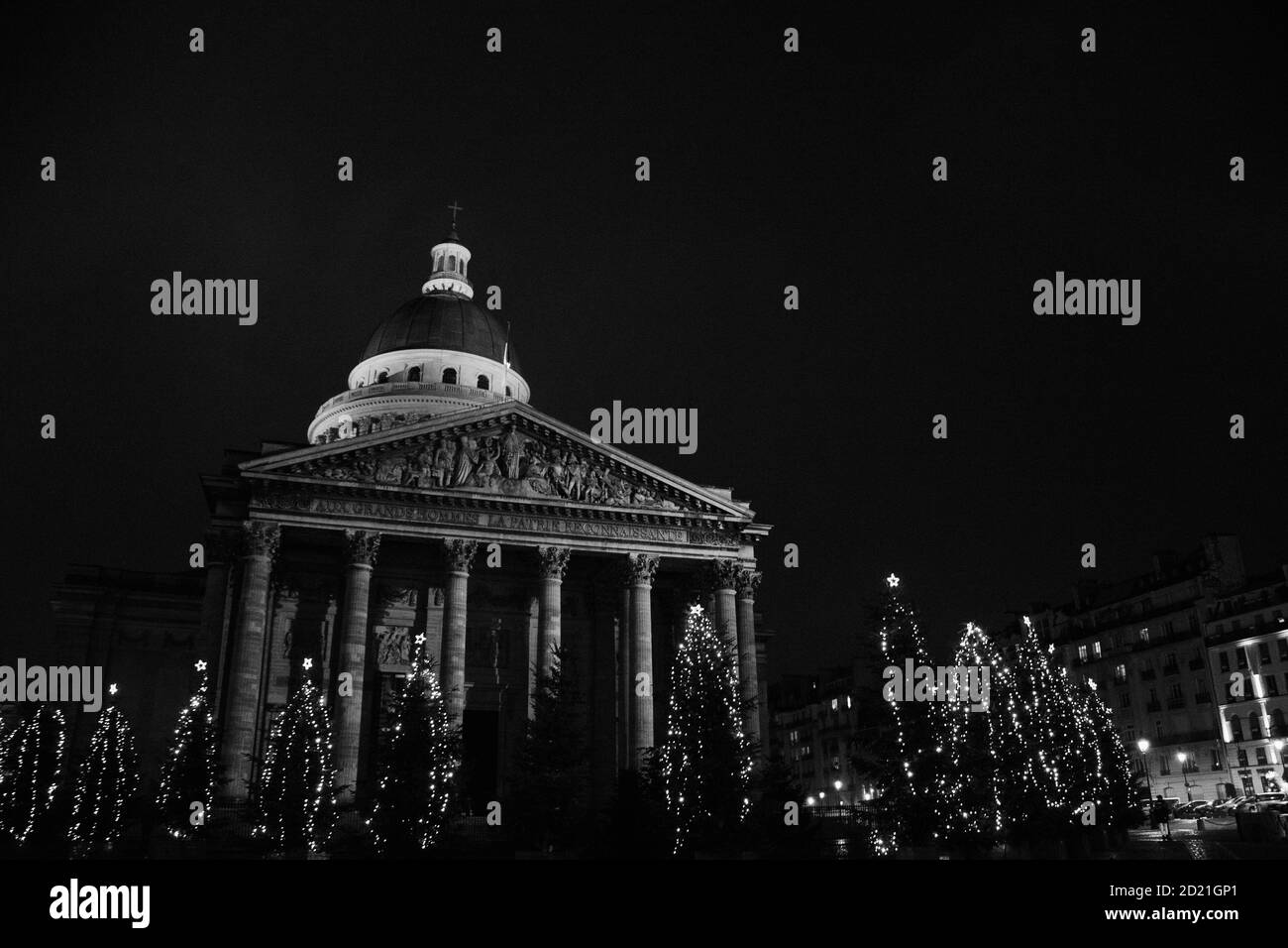 Blick auf den Pantheon-Platz mit Weihnachtsbäumen und Beleuchtung für Winterferien dekoriert. Paris, Frankreich. Pariser Stadtbild Hintergrund. Stockfoto