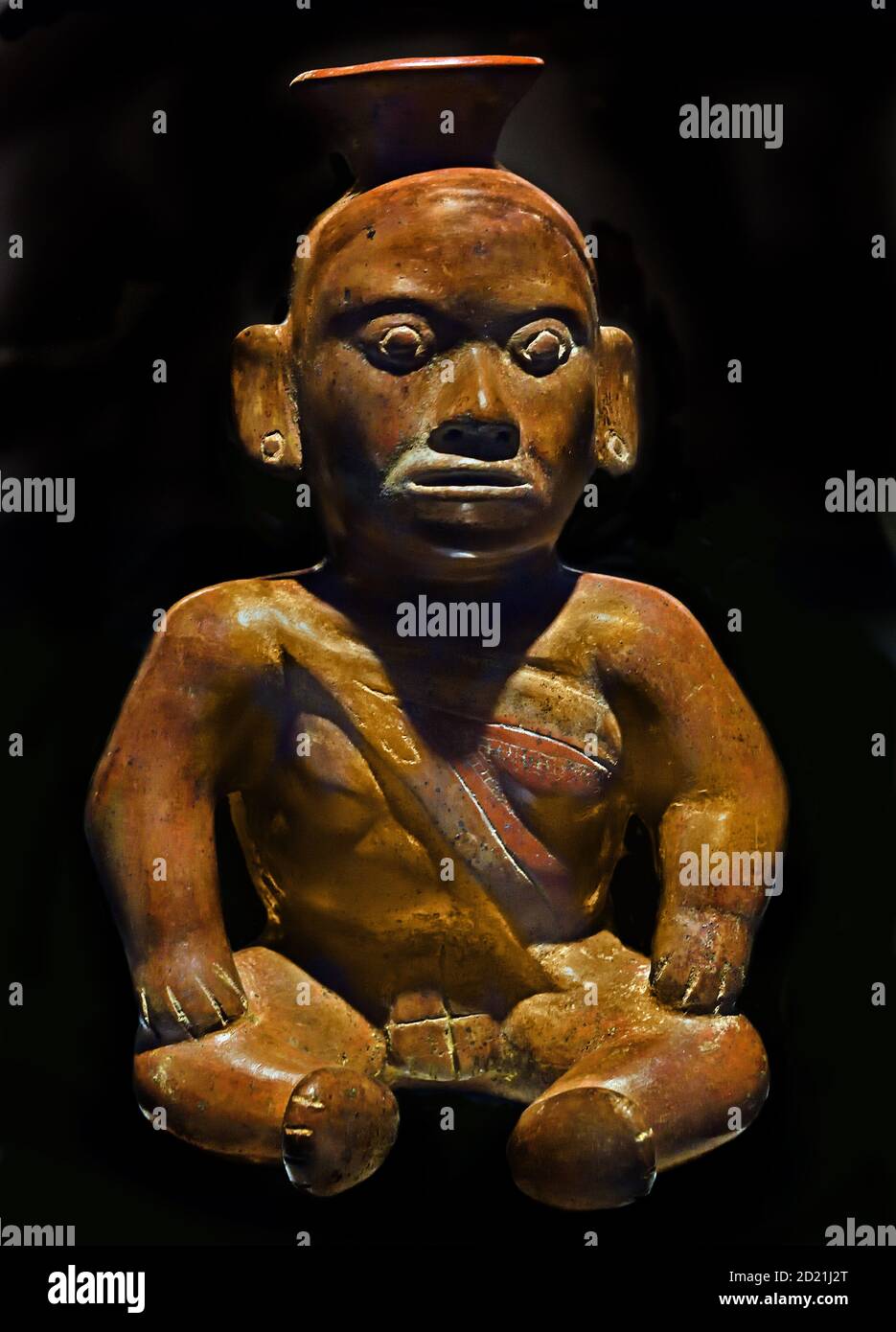 Gefäß, das einen deformierten Charakter im Sitzen darstellt. Lackierte Keramik. Colima-Stil. Antike und mittlere Klassik (100-700 n. Chr.). Mexiko Mexikaner, Amerika, Stockfoto