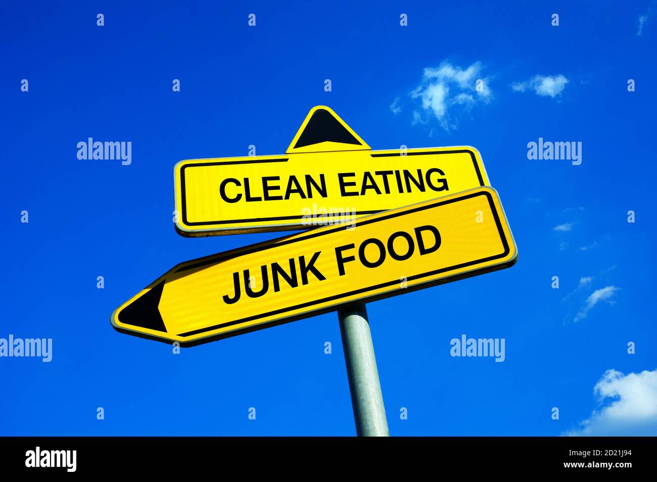 Sauberes Essen oder Junk Food - Verkehrsschild mit zwei Optionen - Essen Sie eine gesunde Mahlzeit mit gutem nahrhaften Wert vs Verbraucher ungesunde Produkte von gefährlichen Stockfoto