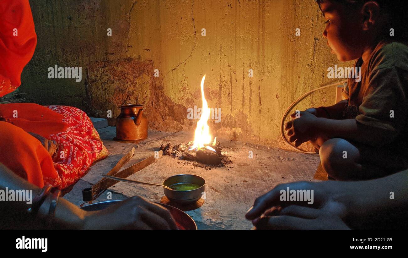 29 September 2020 : Reengus, Jaipur, Indien : EIN Ritual des Opfers gemacht, um das Feuer gott Agni. Stockfoto