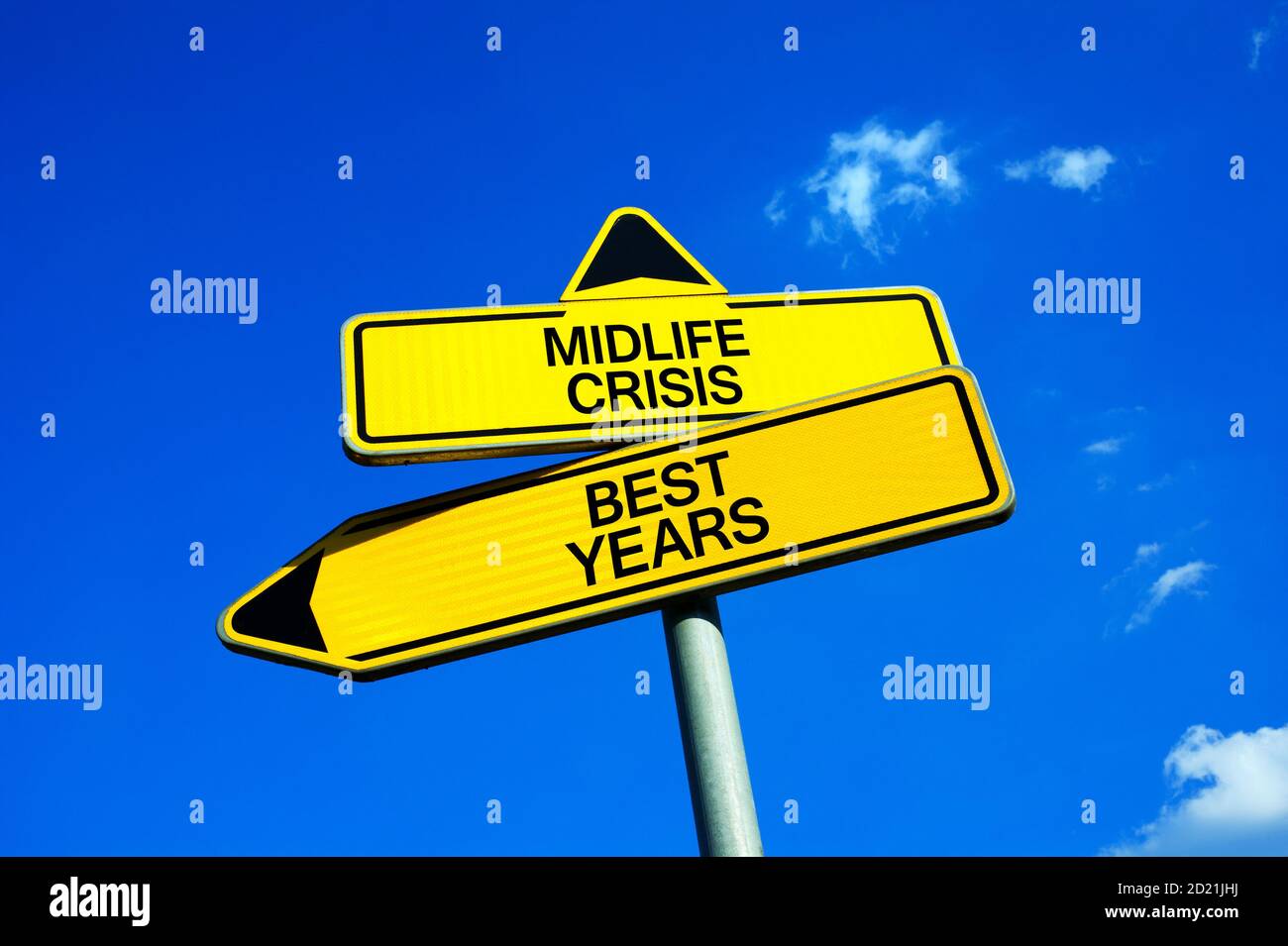 Midlife Krise oder Beste Jahre - Verkehrszeichen mit zwei Optionen - Stress, Elend und Probleme wegen des mittleren Alters vs positiv sein und das Leben genießen während o Stockfoto