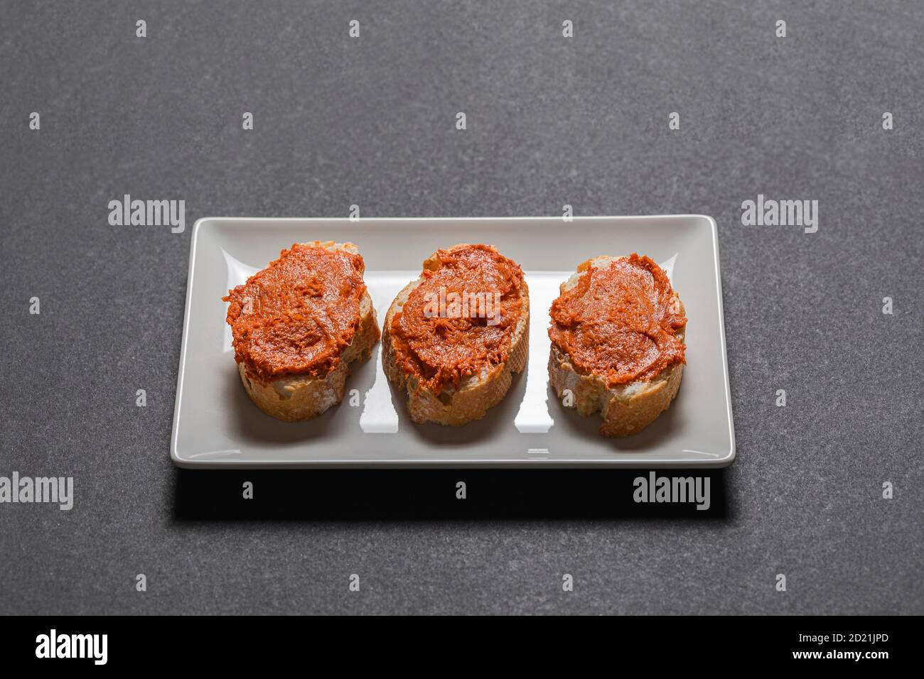 Typisch mediterraner Fleischaufstrich, zubereitet mit Schweinefleisch und Paprika Stockfoto