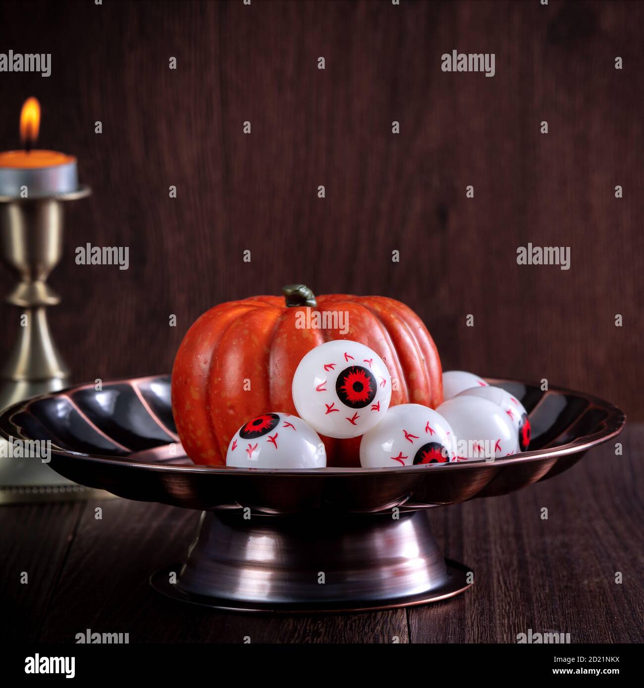 Gruseliges Halloween Dekor, Horror Festival Konzept, Kürbis Laterne mit Kerzenständer. Stockfoto