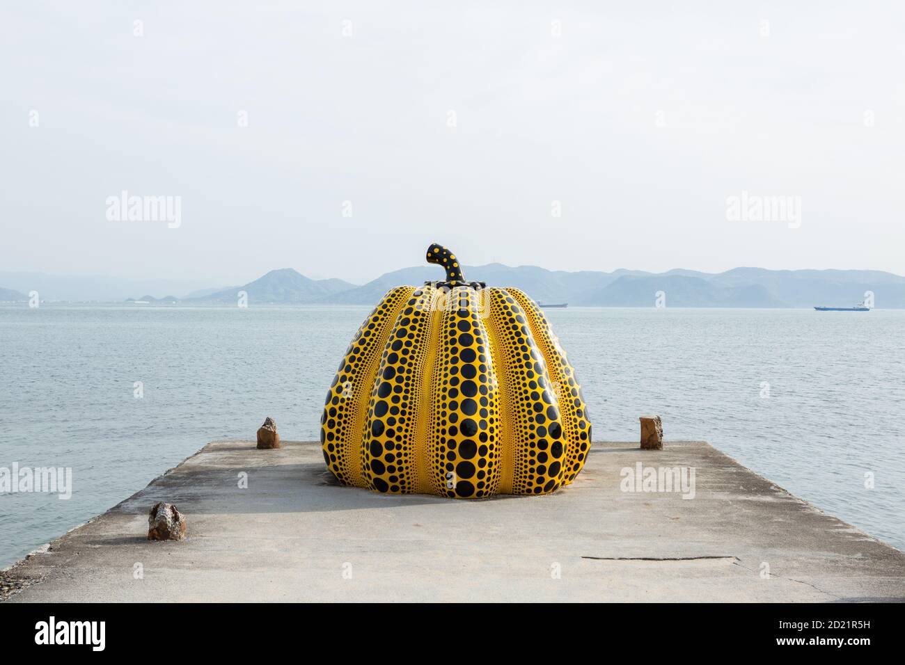 Gelber Kürbis von Yayoi Kusama, Benesse House Museum auf Naoshima, Japan. Stockfoto