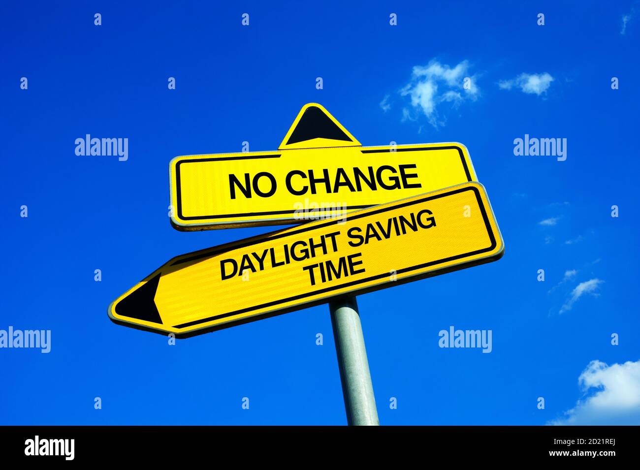Keine Änderung vs Sommerzeit - Verkehrszeichen mit zwei Optionen - Verschieben Uhren vorwärts oder rückwärts oder Stornierung und Abschaffung der Sommerzeit. Stockfoto