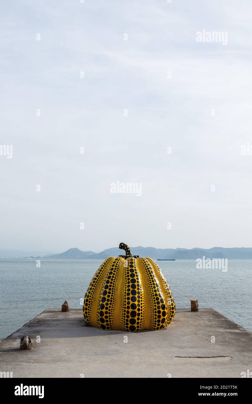 Gelber Kürbis von Yayoi Kusama, Benesse House Museum auf Naoshima, Japan. Stockfoto