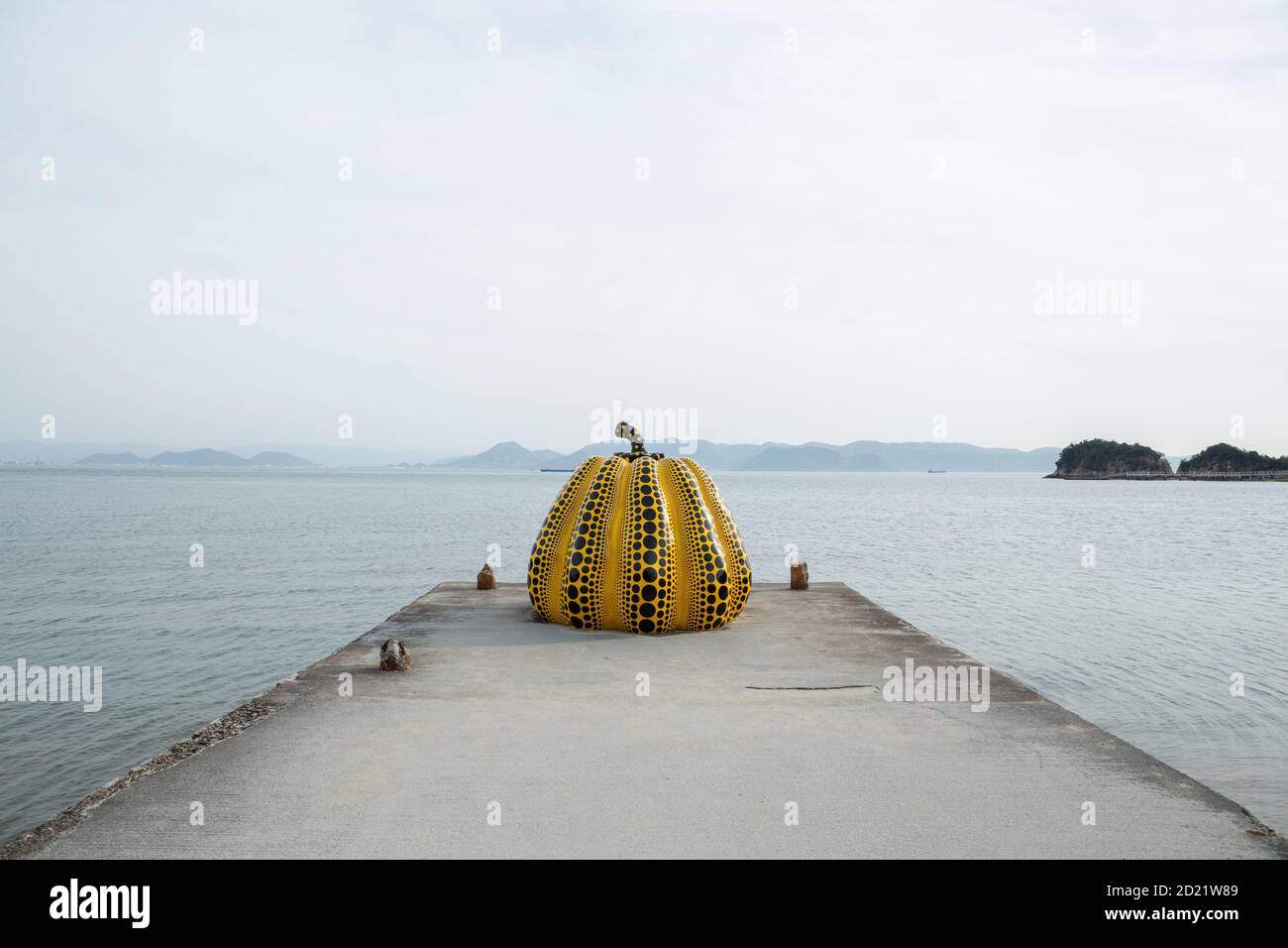 Gelber Kürbis von Yayoi Kusama, Benesse House Museum auf Naoshima, Japan. Stockfoto