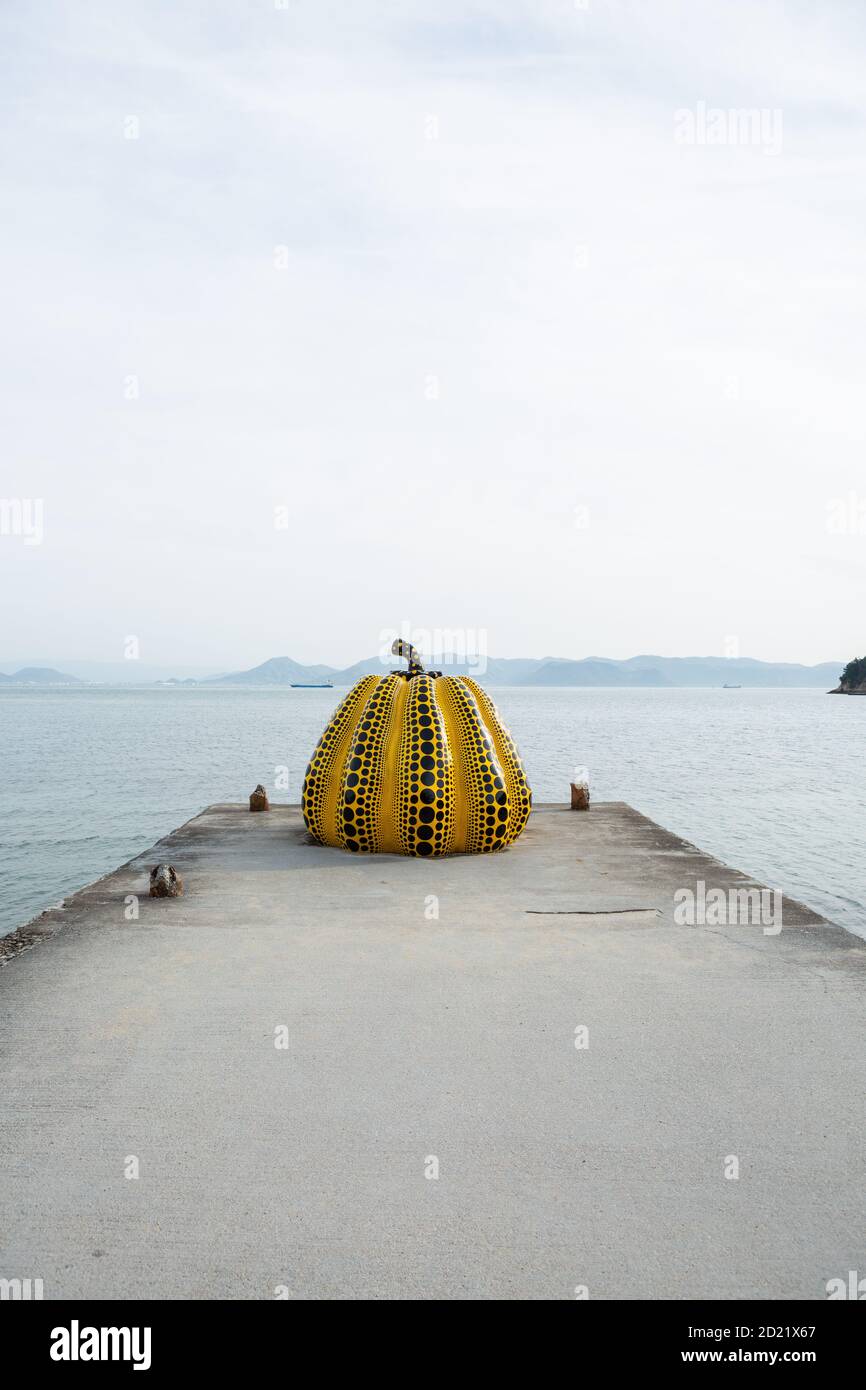 Gelber Kürbis von Yayoi Kusama, Benesse House Museum auf Naoshima, Japan. Stockfoto