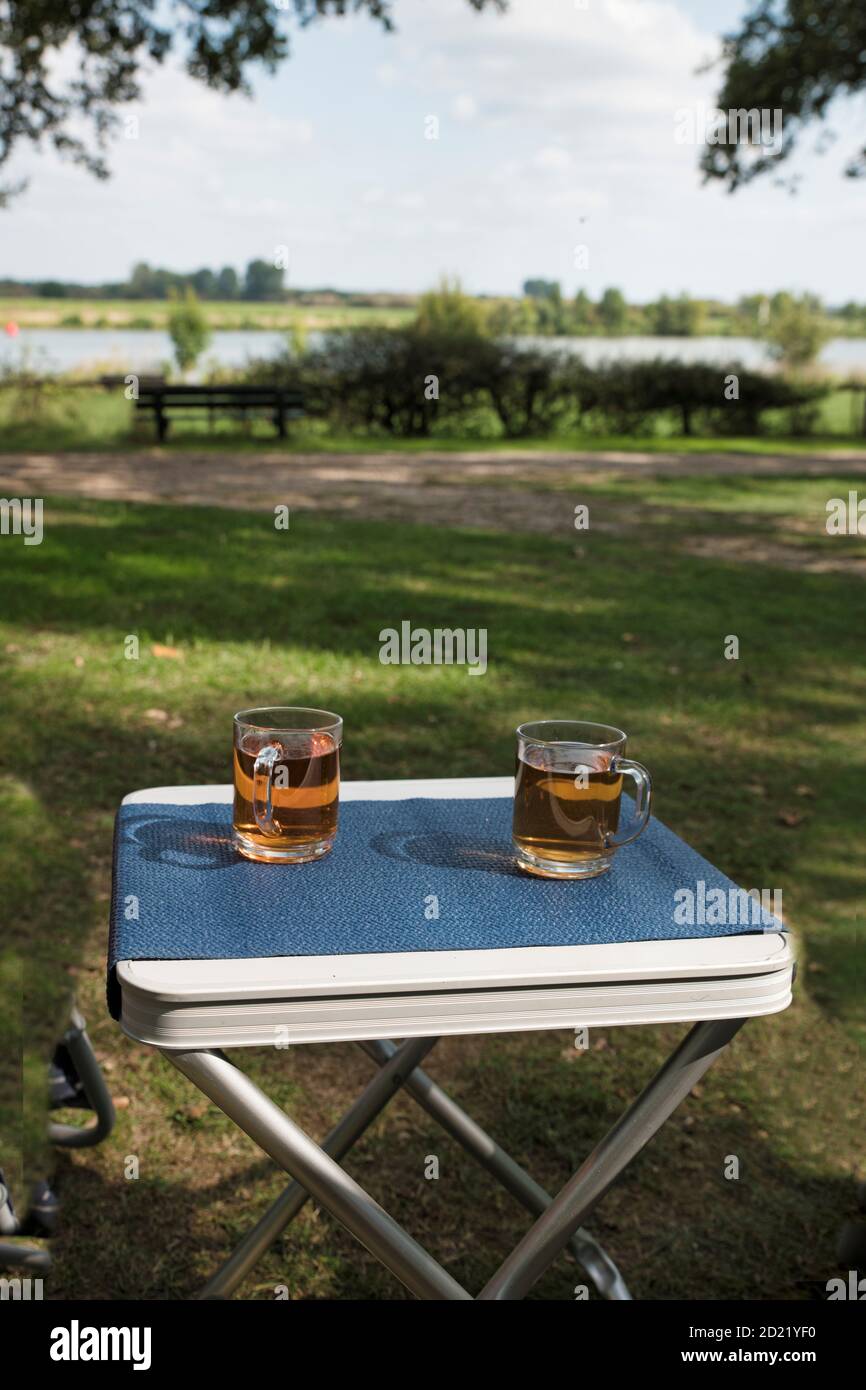 Zwei Gläser Tee während der Nachmittagspause draußen auf einem Tisch auf dem Fluss Maas Stockfoto