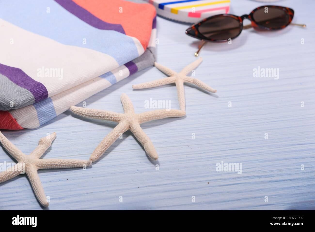 Flache Zusammensetzung der Sommer Strand Accessoires auf dem Tisch. Stockfoto