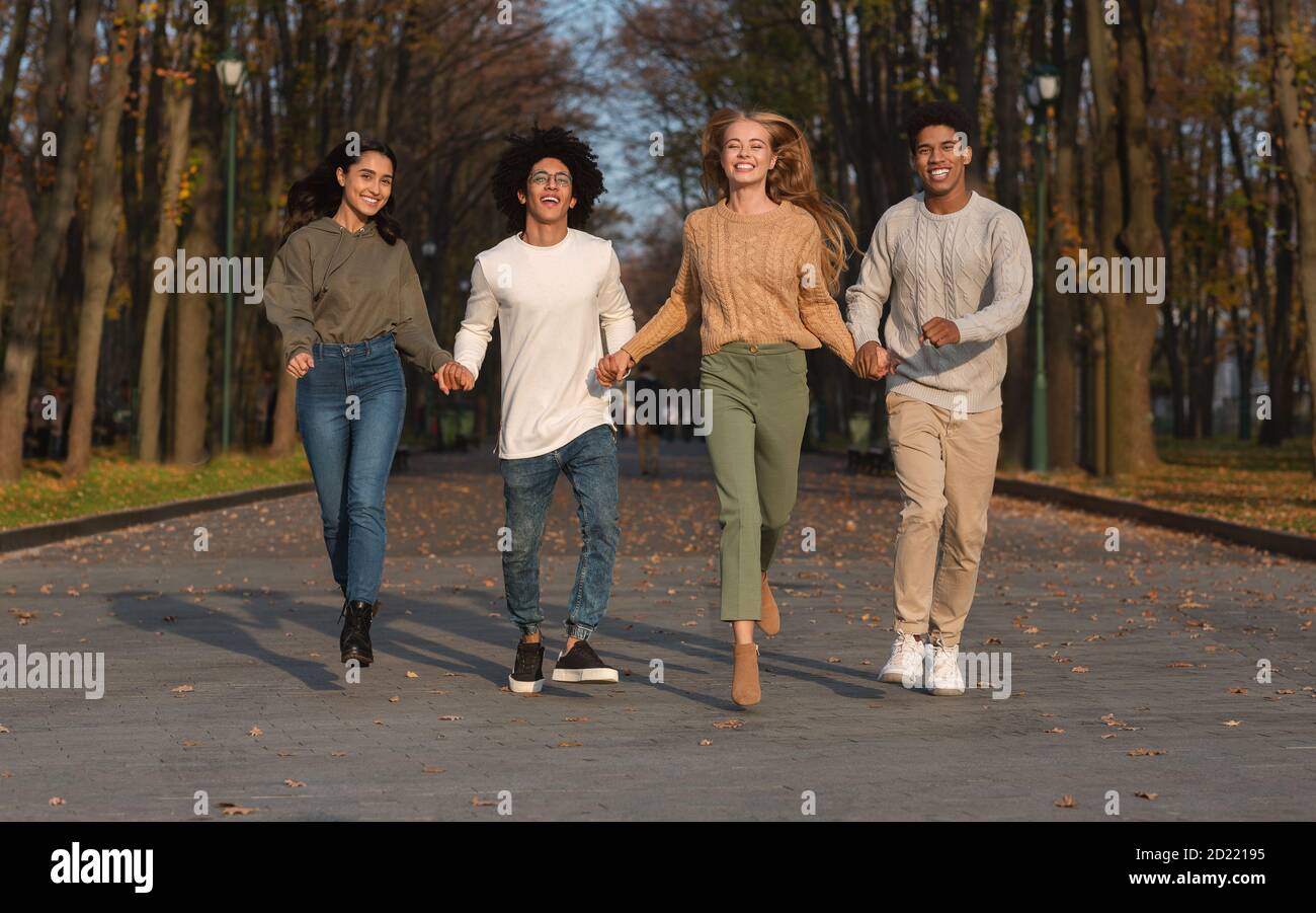 Verrückte teen Freunde laufen in Richtung Kamera, Park Hintergrund Stockfoto