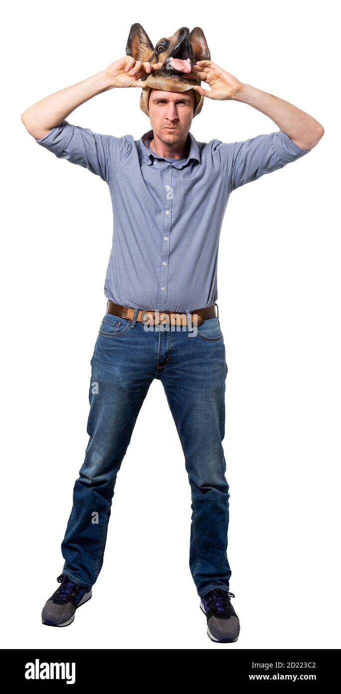 Kaukasischer Mann, der Hundemaske mit wütender Gesichtsausdruck auszieht. Volle Länge. Isolierter weißer Hintergrund. Studioaufnahme. Stockfoto