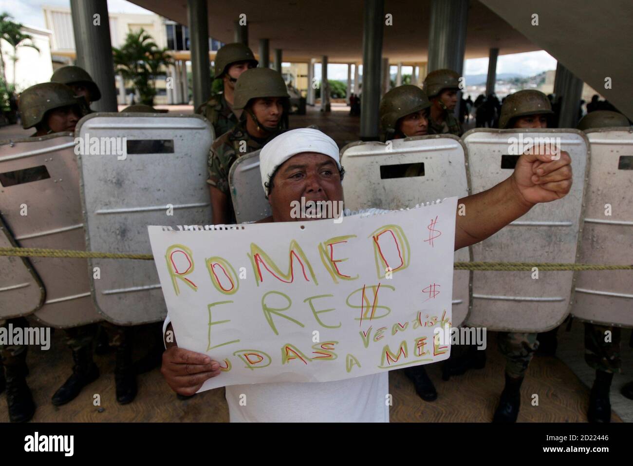 Ein Anhänger des gestürzten Präsidenten Manuel Zelaya hält ein Zeichen unter Bezugnahme auf Honduras bewaffnet Honduras zwingt Chef Romeo Vasquez vor dem Nationalkongress während eines Marsches in Tegucigalpa 1. Juli 2009. Die honduranische Übergangsregierung, sagte am Mittwoch gab es "überhaupt keine Chance" von Zelaya Rückkehr an die Macht nach einem Staatsstreich am vergangenen Wochenende, trotzt internationalen Druck den linken Führer wiederherstellen. Auf dem Schild steht, "Romeo (Vasquez), Sie sind Judas. Sie verkaufte Mel (Manuel Zelaya) ". REUTERS/Edgard Garrido (HONDURAS-Politik-Konflikt) Stockfoto