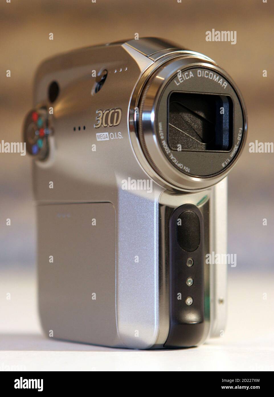 Die drei-CCD-Videokamera SDR-S100 wird am 15. September 2005 in Tokio vorgestellt. Die weltweit erste drei-CCD-Digital-Videokamera kann MPEG2-Bilder auf SD-Speicherkarten aufzeichnen, sagte Panasonic. Stockfoto