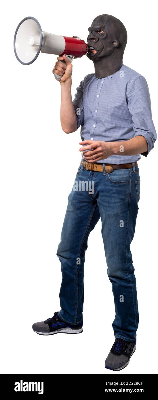 Mann trägt Gorilla Maske und spricht durch Megaphon. Isolierter weißer Hintergrund. Volle Länge. Stockfoto