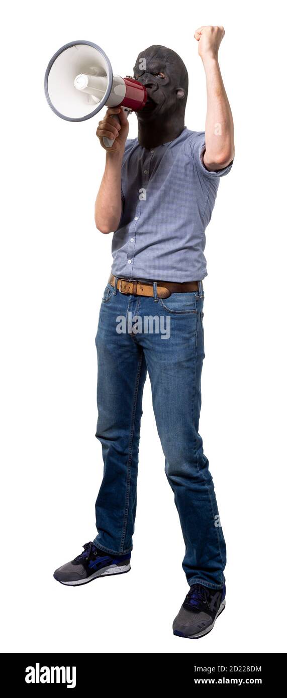 Mann in Gorilla Maske mit Megaphon. Isolierter Ausschnitt auf weißem Hintergrund. Volle Länge. Stockfoto