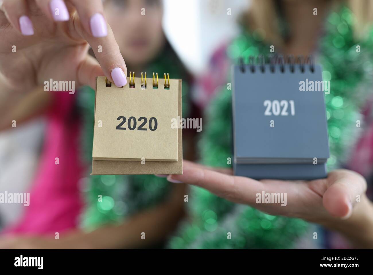 Weibliche Hände mit Kalender 2020 und 2021 Nahaufnahme Stockfoto