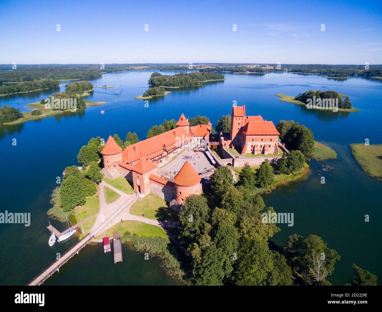 Luftaufnahme der schönen gotischen Stil roten Backsteinburg auf einer Insel auf Galve See, Trakai, Litauen Stockfoto