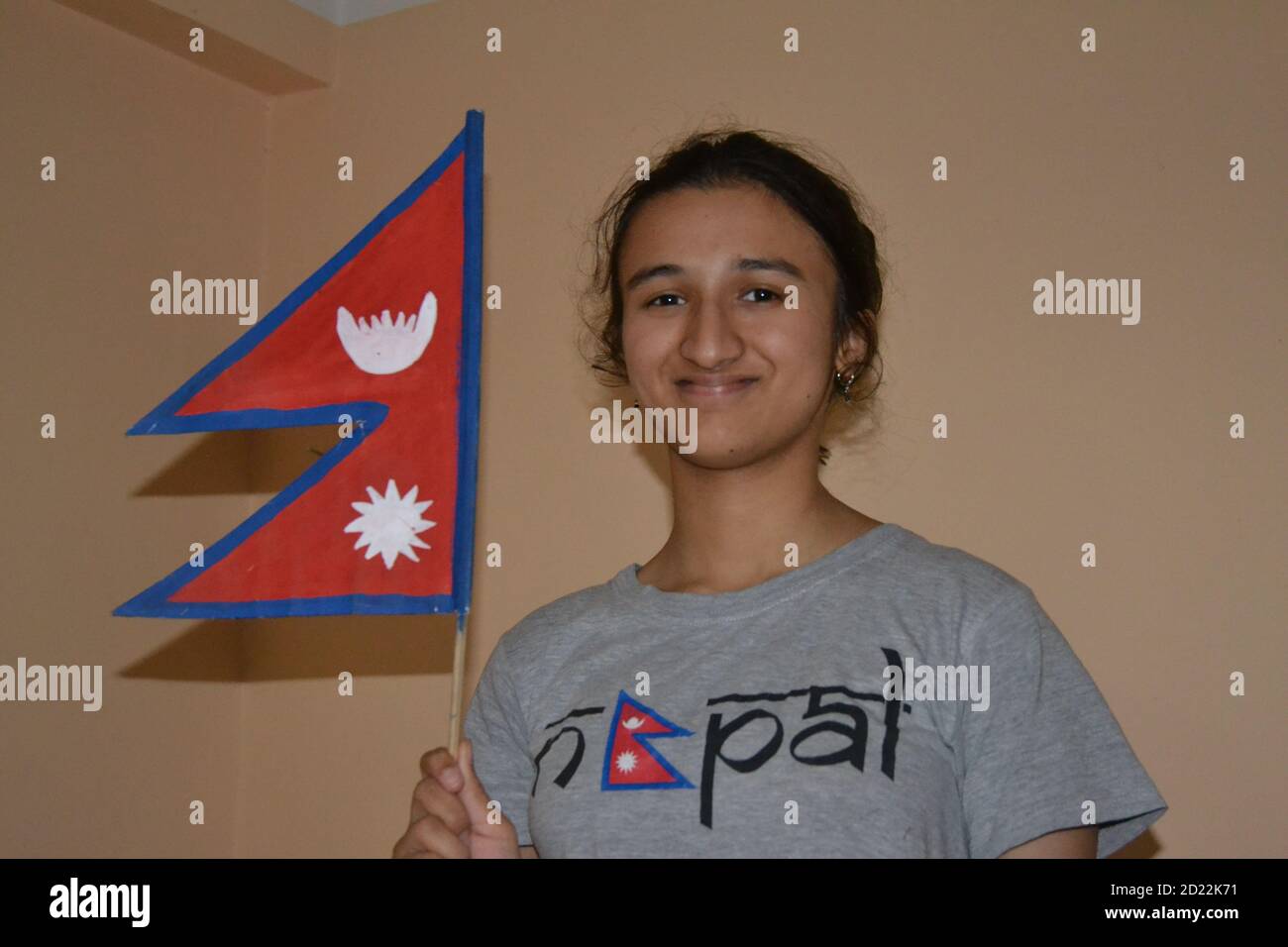 Ein nepalesisches Mädchen mit der Flagge Nepals Stockfoto