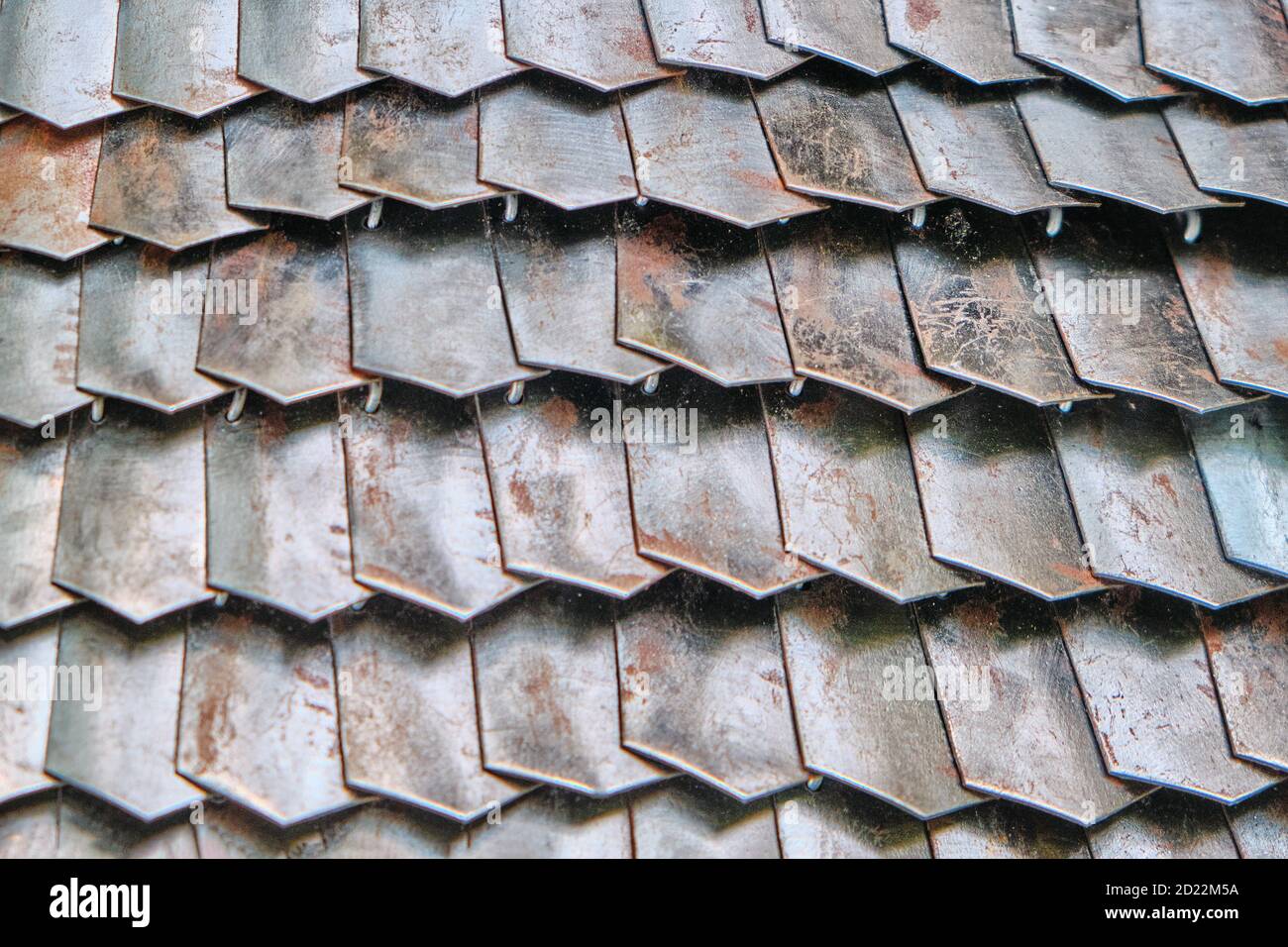 Platten der römischen Rüstung, Lorica. Textur von verrosteten Mail Rüstung aus verbundenen Platten. Hintergrund von rostigen Metallschuppen. Stockfoto