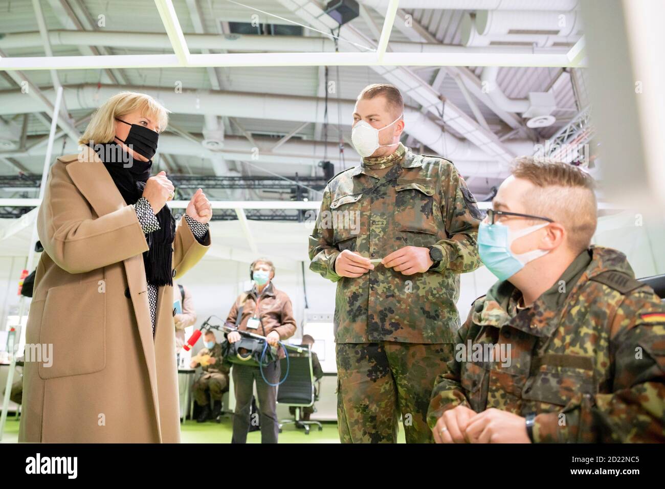 Berlin, Deutschland. Oktober 2020. Bei einem Besuch im temporären Koronabehandlungszentrum auf dem Berliner Messegelände spricht die Bundeswehrbeauftragte Eva Högl (SPD) mit Soldaten des ersten Panzerpionier-Bataillons 803 aus Havelberg. Dort helfen 70 Soldaten, Infektionsketten an Büroarbeitsplätzen aufzuspüren, die an Betten im Krankenhaus installiert wurden. Quelle: Christoph Soeder/dpa/Alamy Live News Stockfoto