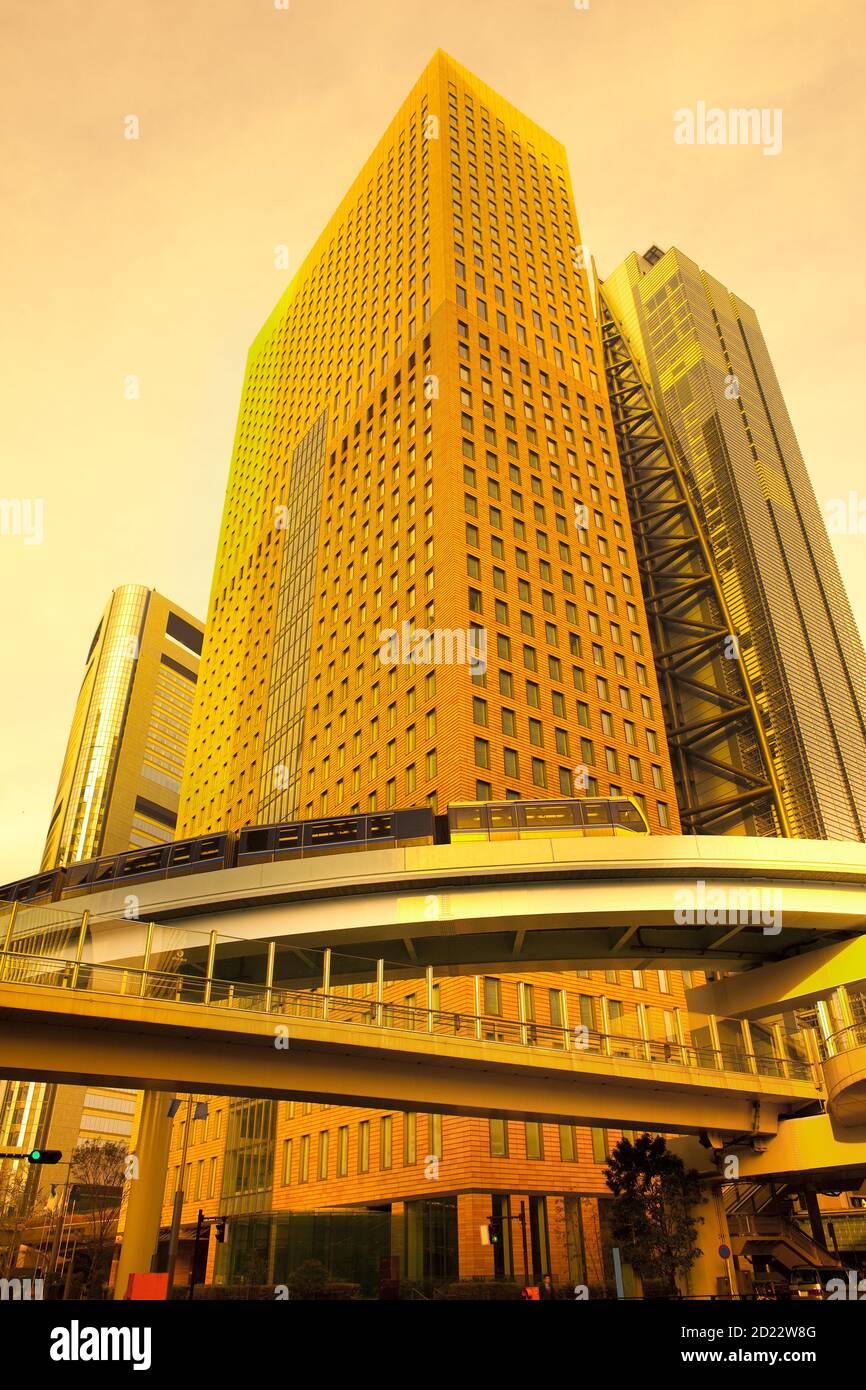 Skyline von Wolkenkratzern im Shiodome-Viertel im Shimbashi-Viertel mit Hochzug, Tokio, Kanto-Region, Honshu, Japan Stockfoto
