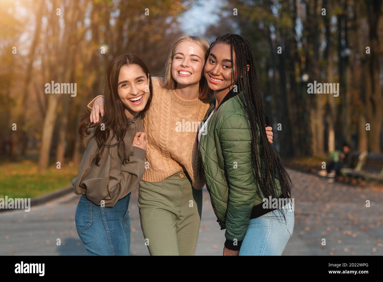 Trio von hübschen teen Mädchen posiert im öffentlichen Park Stockfoto