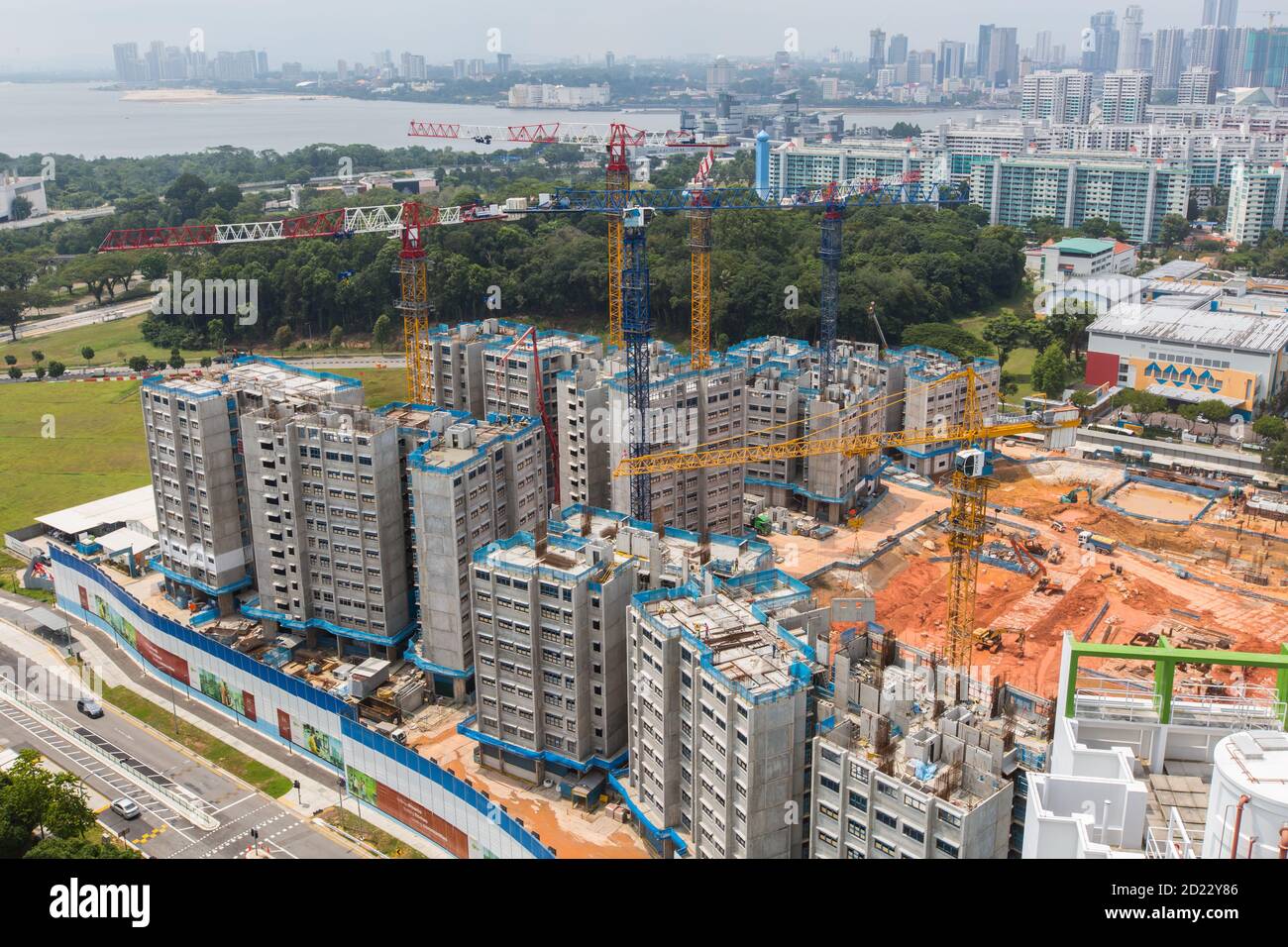 Bau neuer Wohnsiedlungen im Gange, da der Bau wegen der Pandemie Covid-19 in Singapur verzögert wurde. Stockfoto