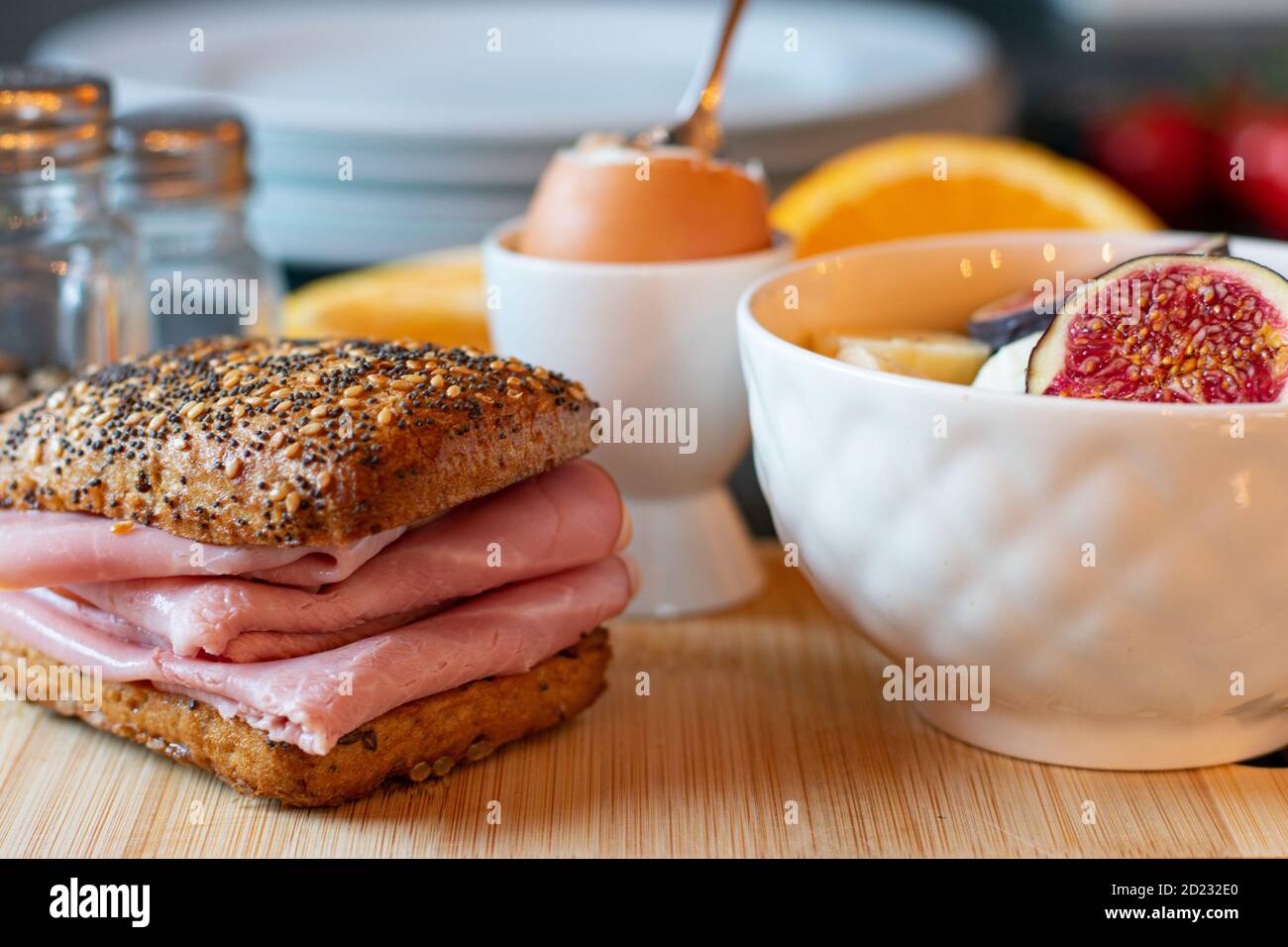 Gesundes glutenfreies Frühstück mit Sandwich, Ei und Obstsalat Stockfoto