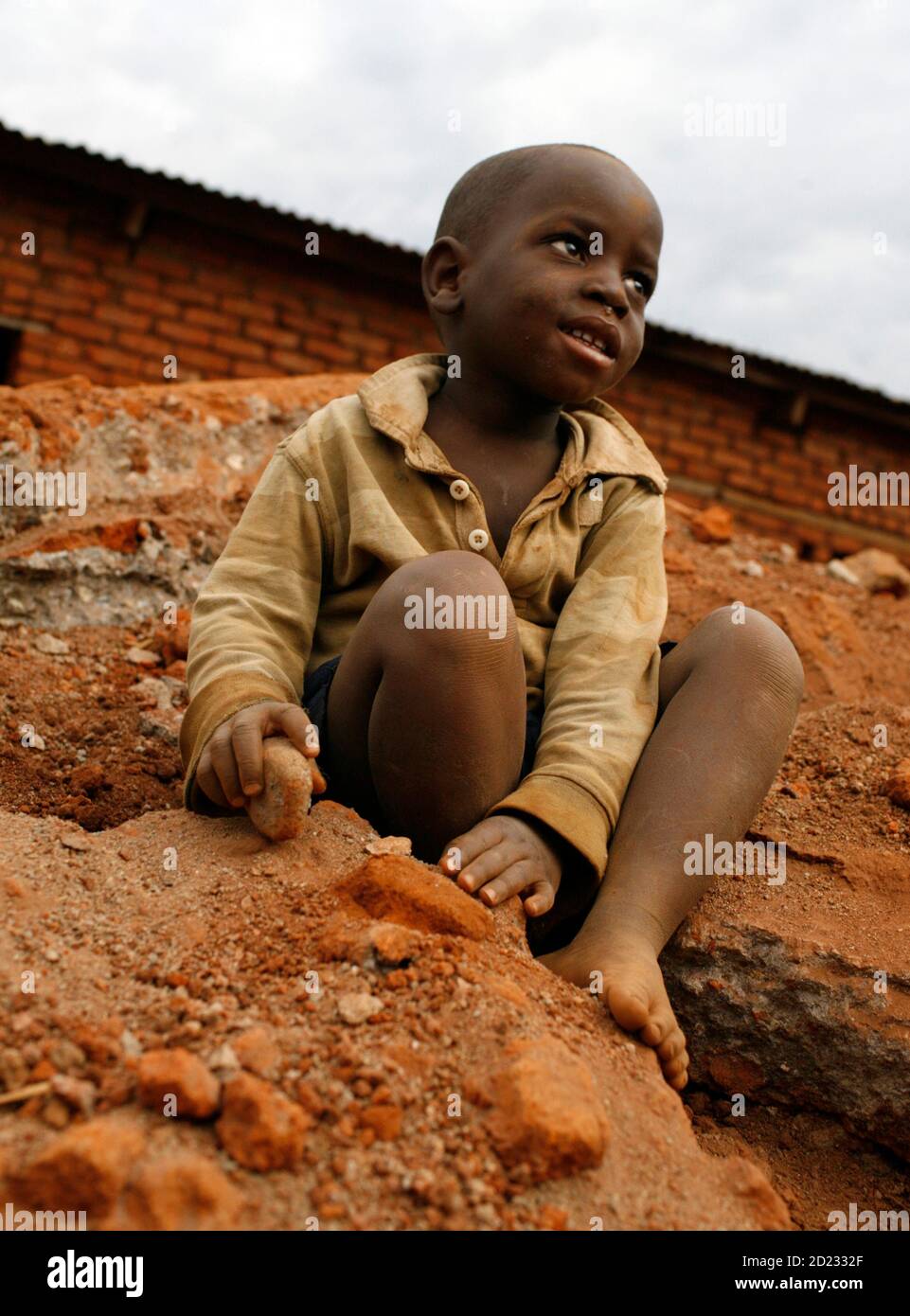 Ein Junge sitzt auf einem Trümmerhaufen im Kinderheim Chawawa am Stadtrand von Malawis Hauptstadt Lilongwe, 20. Juni 2009. REUTERS/Thomas Mukoya (MALAWI SOCIETY) Stockfoto