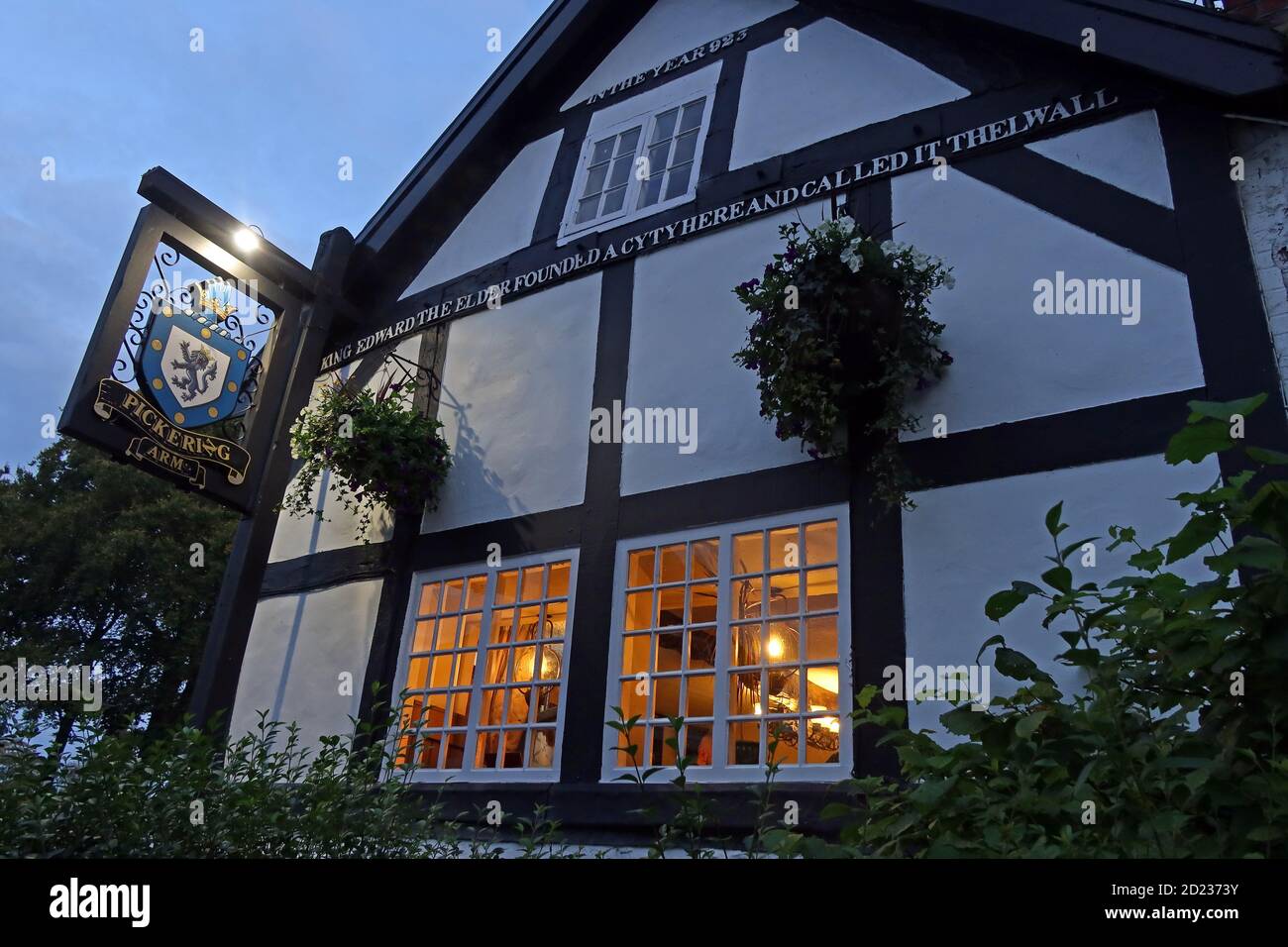 Pickerings Arms in der Abenddämmerung, 1 Bell Lane, Thelwall, Warrington, Cheshire, England, Großbritannien, WA4 2SU Stockfoto