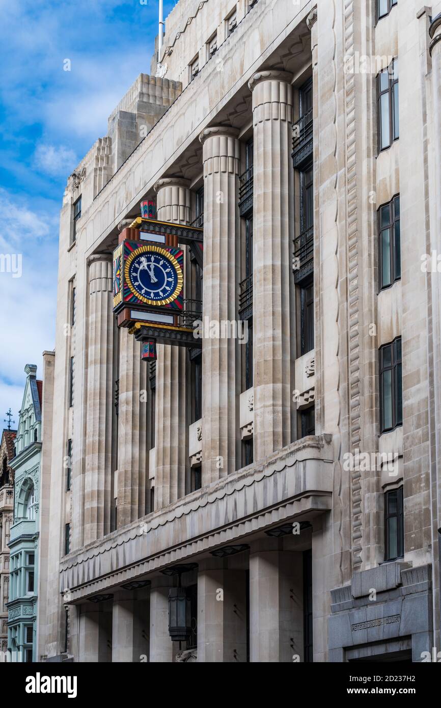 Kunstvolle Art déco-Uhr im ehemaligen Daily Telegraph Building in der Fleet Street London. Das Gebäude, heute Peterborough Court, beherbergt Goldman Sachs London Stockfoto