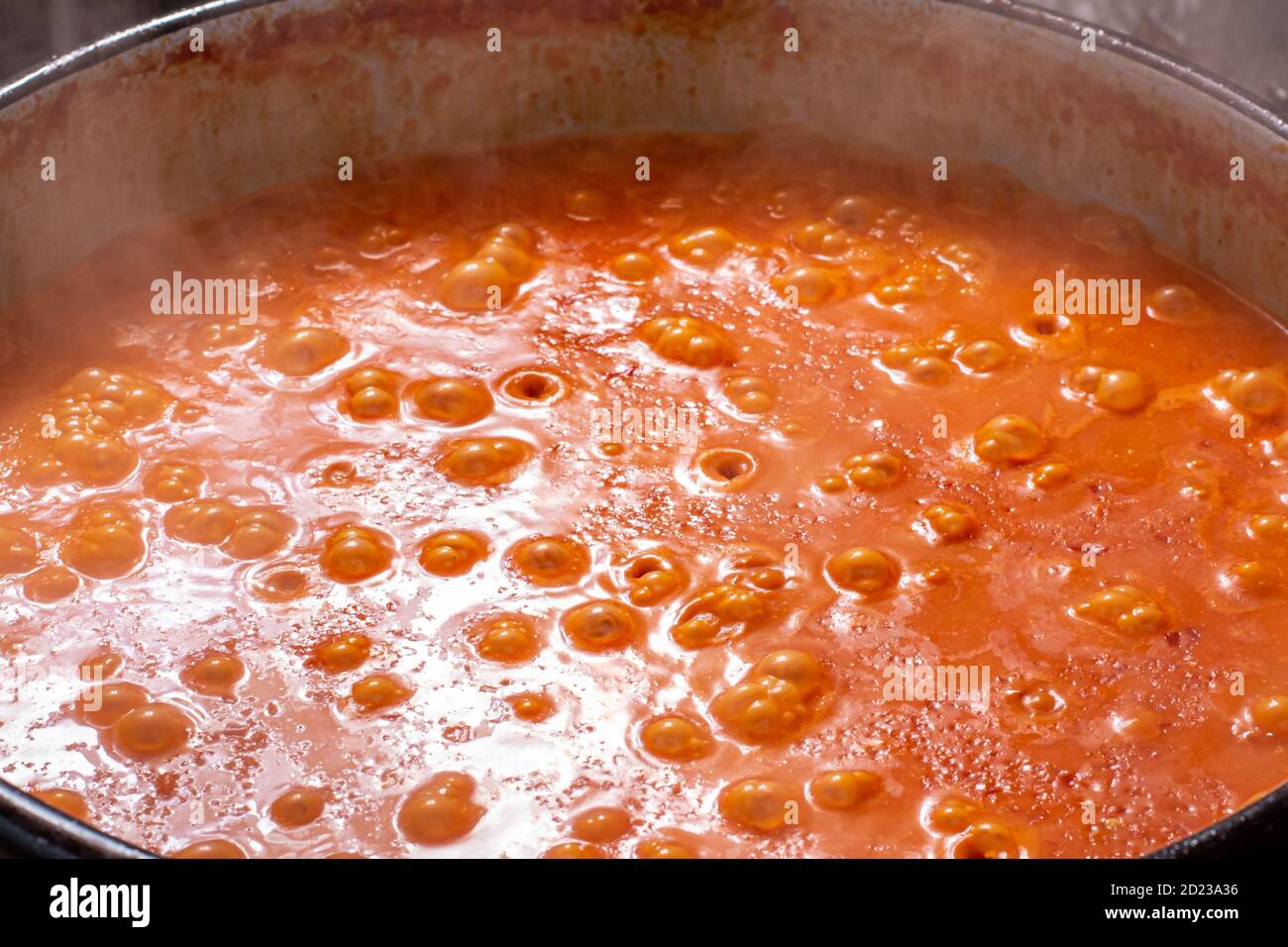 Kochen Ajvar aus Tomaten und Paprika kaufen die alten Empfängungen Stockfoto