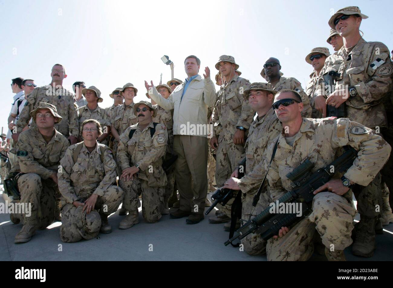 Kanadas Prime Minister Stephen Harper (C) posiert für ein Foto mit Mitgliedern der kanadischen Streitkräfte am Kandahar Flugplatz 23. Mai 2007.        REUTERS/Chris Wattie (AFGHANISTAN) Stockfoto