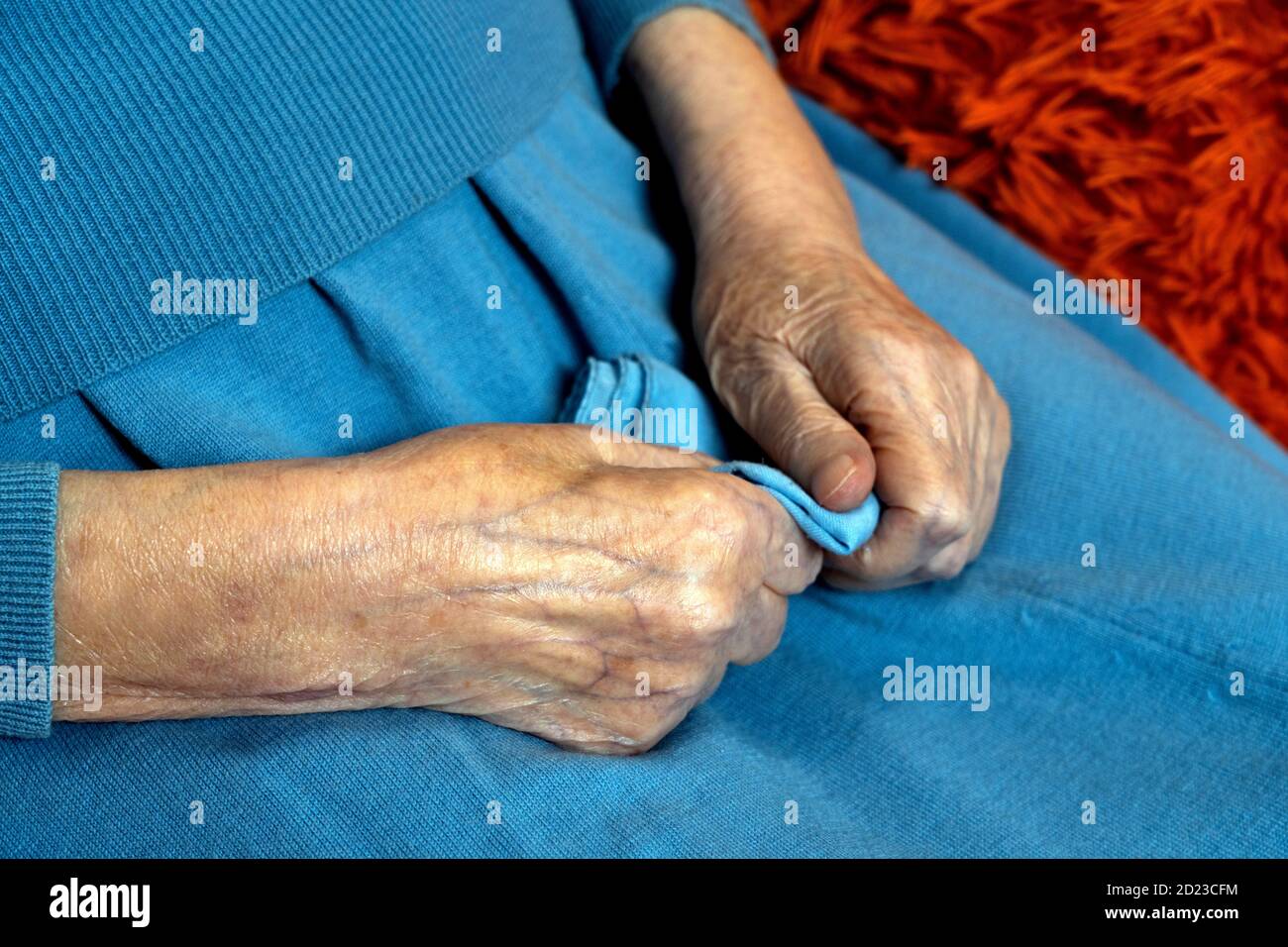 Hände einer sehr alten Frau mit faltiger Haut. Langlebigkeit. Einsamkeit alter Menschen Stockfoto