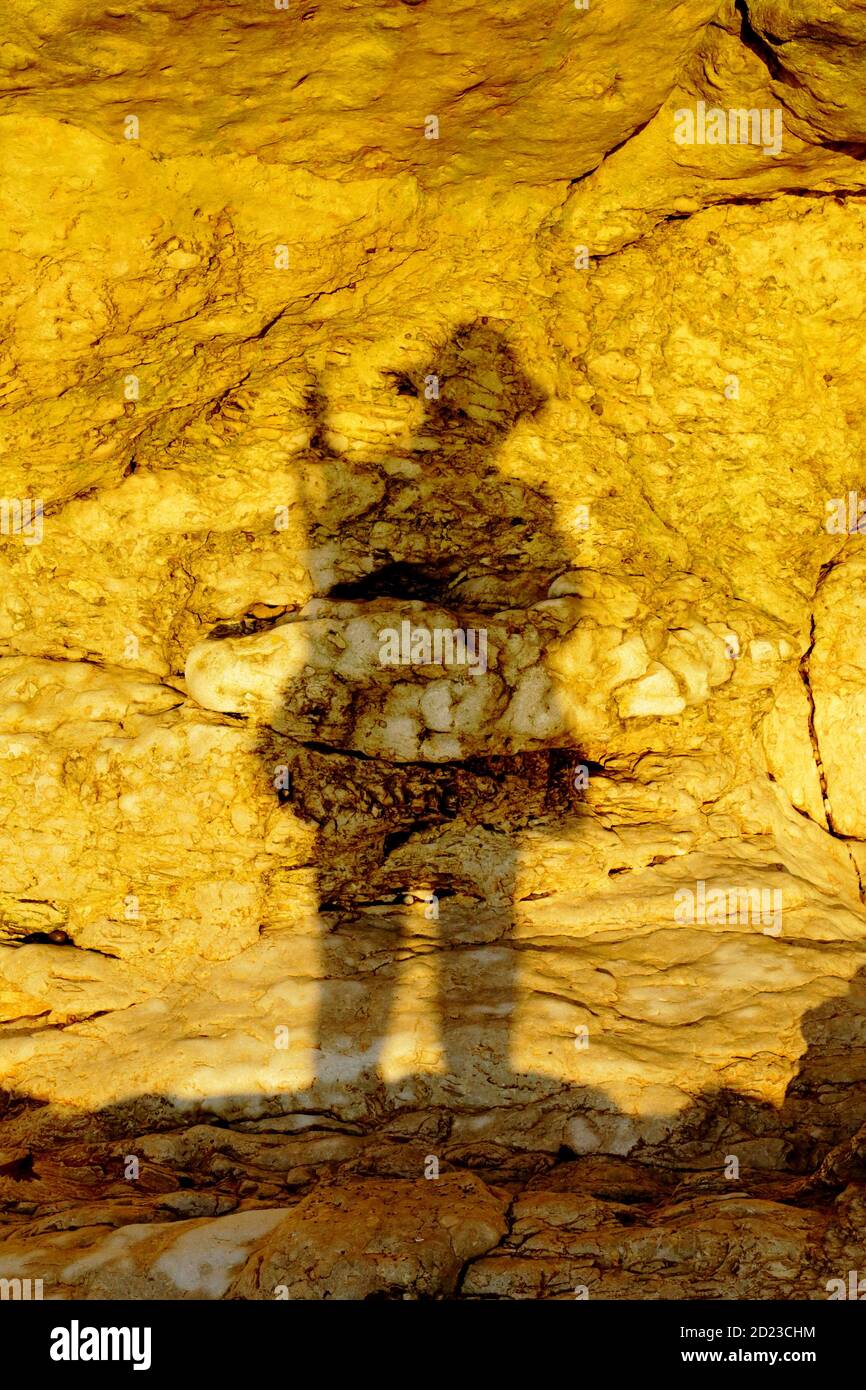 Schatten eines Mannes mit Hut auf Kalkstein Stockfoto