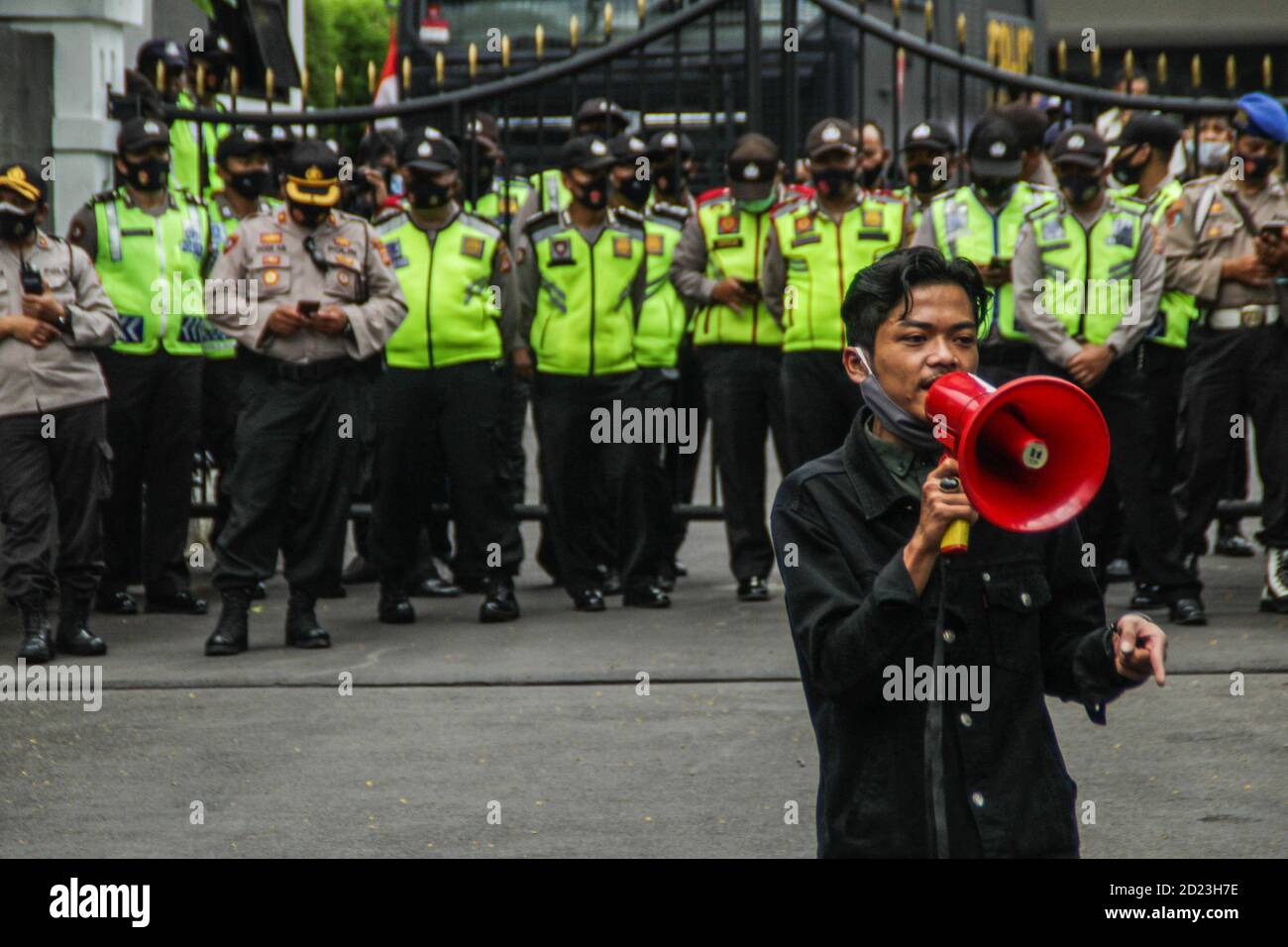Bandung, Indonesien. Oktober 2020. Ein Protestler spricht während des Protestes durch ein Megaphon vor dem Parlamentsbüro. Studenten protestierten gegen den Omnibus-Gesetzentwurf der Regierung zur Schaffung von Arbeitsplätzen, der das Wirtschaftswachstum ankurbeln und Arbeitsplätze schaffen sollte, was ihrer Meinung nach die Arbeitnehmer ihrer Rechte berauben und die Umwelt in Indonesien untergraben würde. Kredit: SOPA Images Limited/Alamy Live Nachrichten Stockfoto