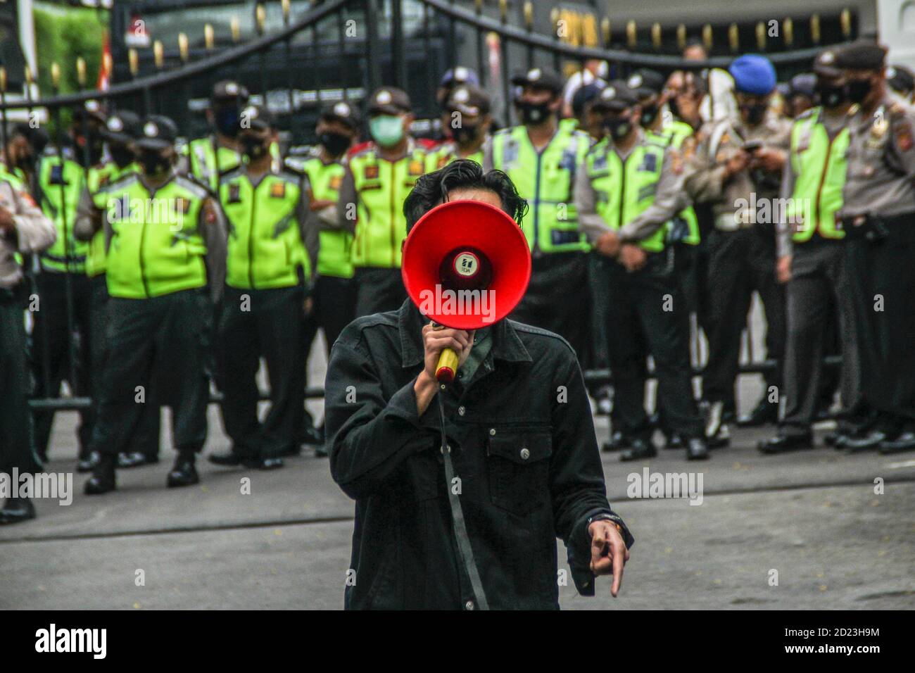 Bandung, Indonesien. Oktober 2020. Ein Protestler spricht während des Protestes durch ein Megaphon vor dem Parlamentsbüro. Studenten protestierten gegen den Omnibus-Gesetzentwurf der Regierung zur Schaffung von Arbeitsplätzen, der das Wirtschaftswachstum ankurbeln und Arbeitsplätze schaffen sollte, was ihrer Meinung nach die Arbeitnehmer ihrer Rechte berauben und die Umwelt in Indonesien untergraben würde. Kredit: SOPA Images Limited/Alamy Live Nachrichten Stockfoto