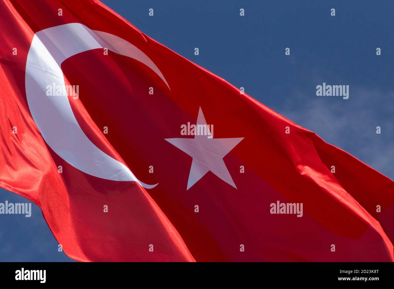 Nahaufnahme der geschwungene türkische Flagge gegen den blauen Himmel Stockfoto