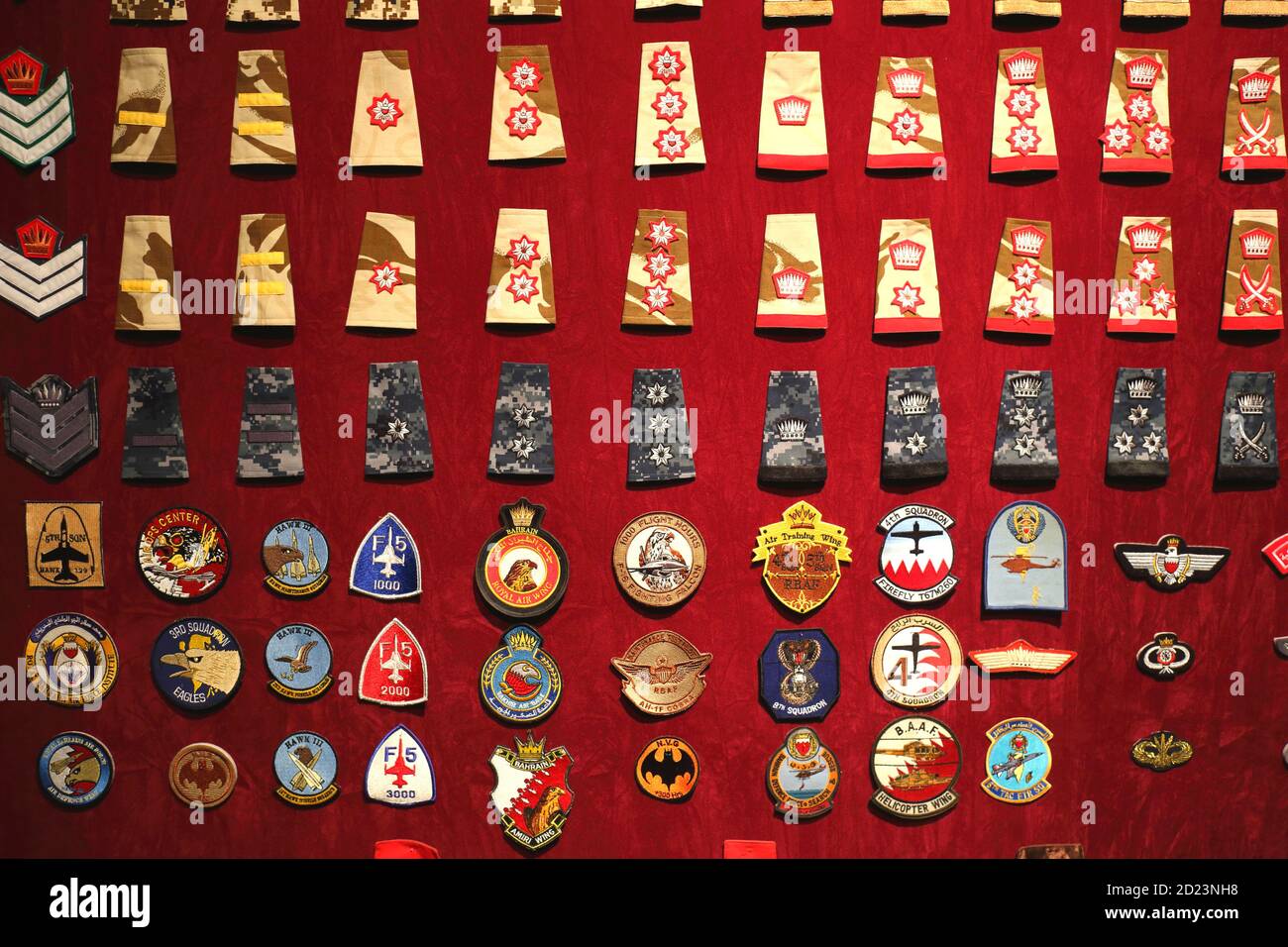 Rang und andere militärische Abzeichen im Militärmuseum, Riffaa, Königreich Bahrain Stockfoto