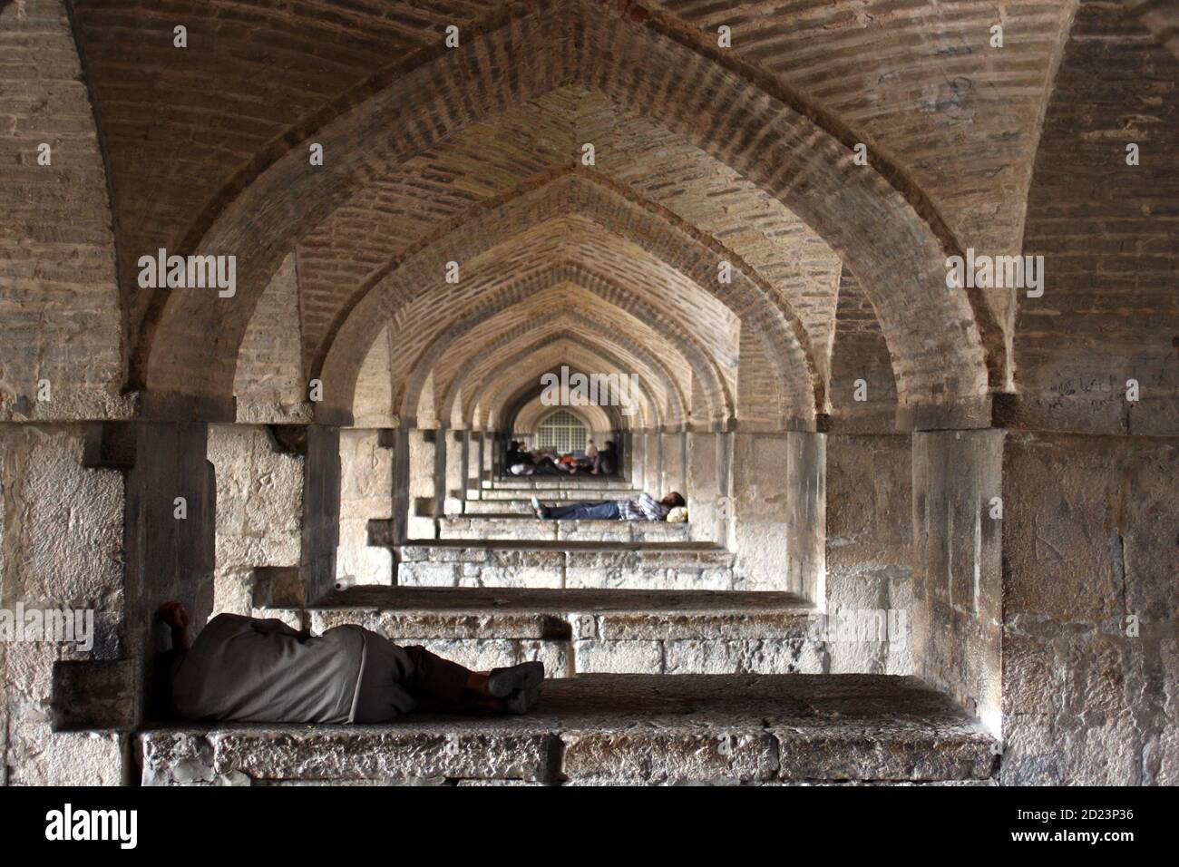 Schlafen unter den Bögen der Si-oh-eh-Brücke, Isfahan, Islamische Republik Iran Stockfoto