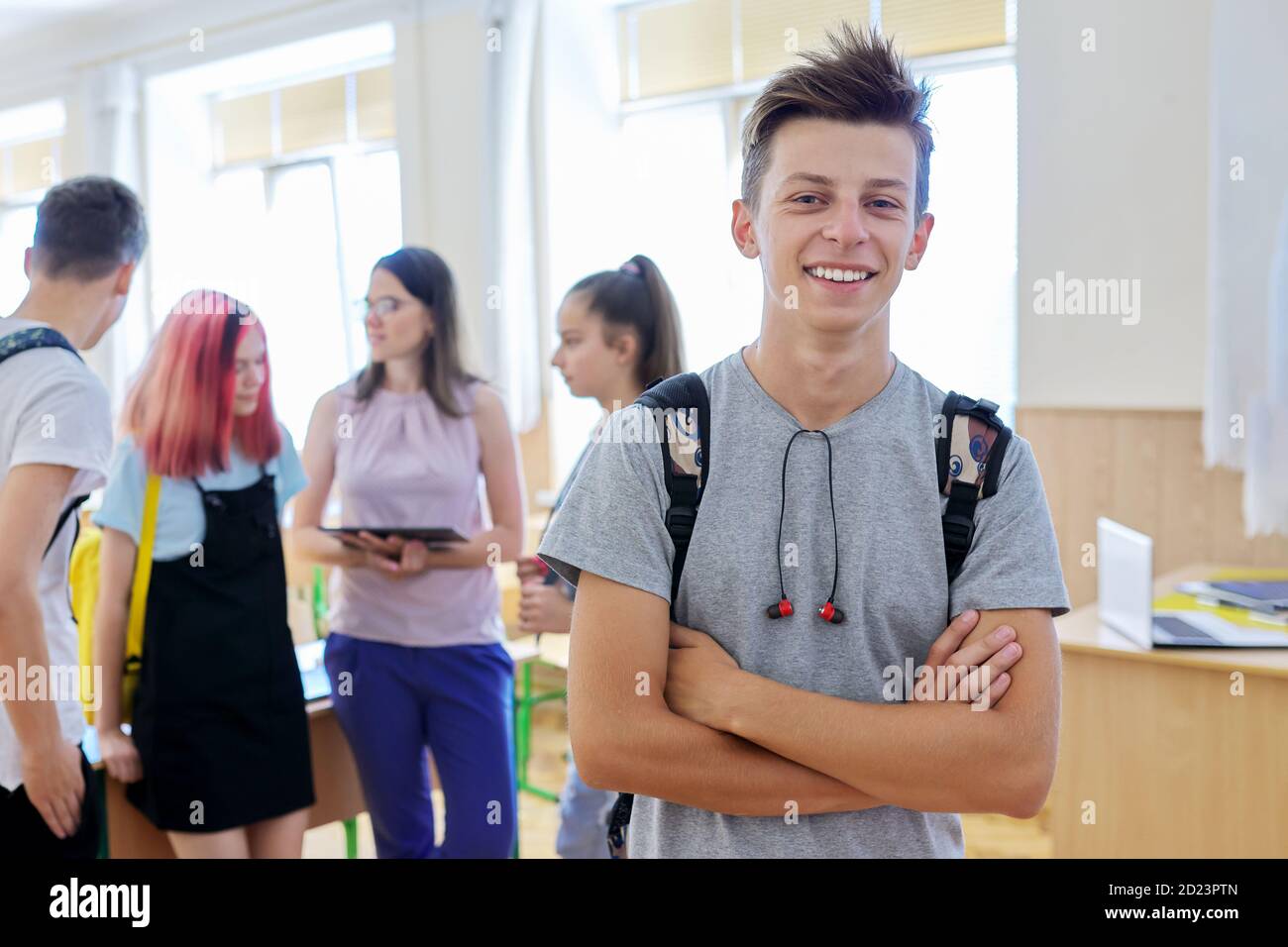 Porträt eines lächelnden Jungen im Teenageralter in der Klasse in der Pause Stockfoto