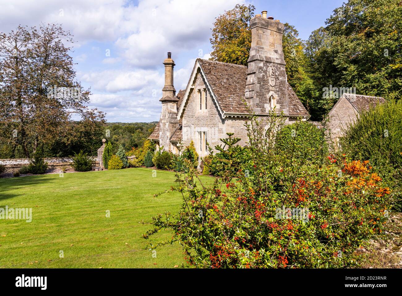 Lodge aus dem 19. Jahrhundert (1864) und Tor zum Miserden Park im Cotswold Dorf Miserden, Gloucestershire UK Stockfoto