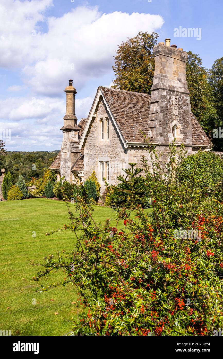 Lodge aus dem 19. Jahrhundert (1864) und Tor zum Miserden Park im Cotswold Dorf Miserden, Gloucestershire UK Stockfoto