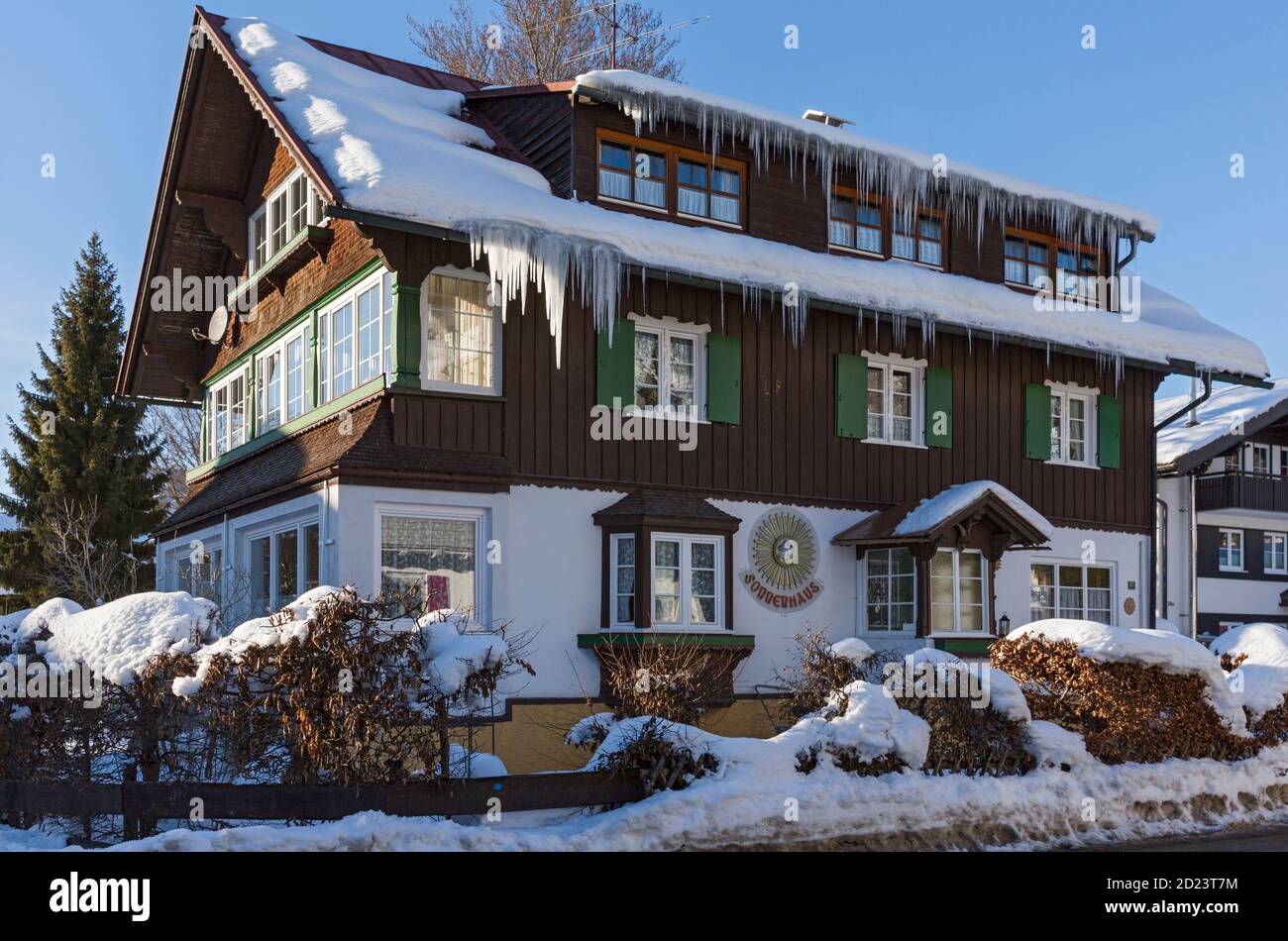 Oberstdorf, Hecke, Wohnhaus, Schneebedecke, Eiszapfen, Fuggerstrasse Stockfoto