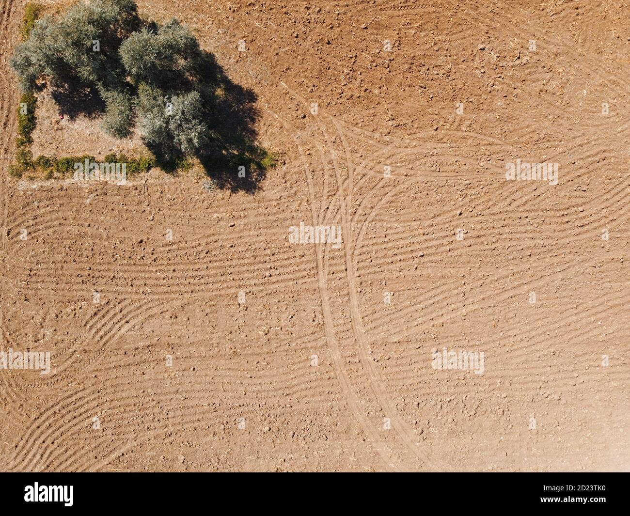 Spuren von Landmaschinen im Feld Luftaufnahme Stockfoto